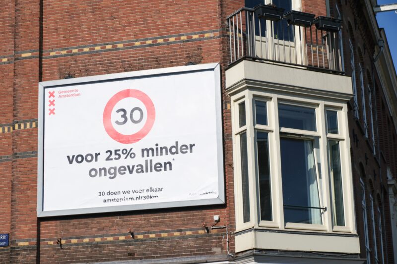 Amsterdam gaat met vaste flitspalen en ‘flexflitsers’ handhaven op 30 km per uur – dit kost een boete