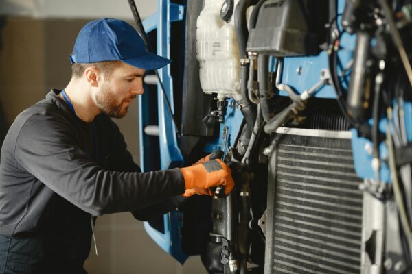 Man repareert motor van industrieel voertuig