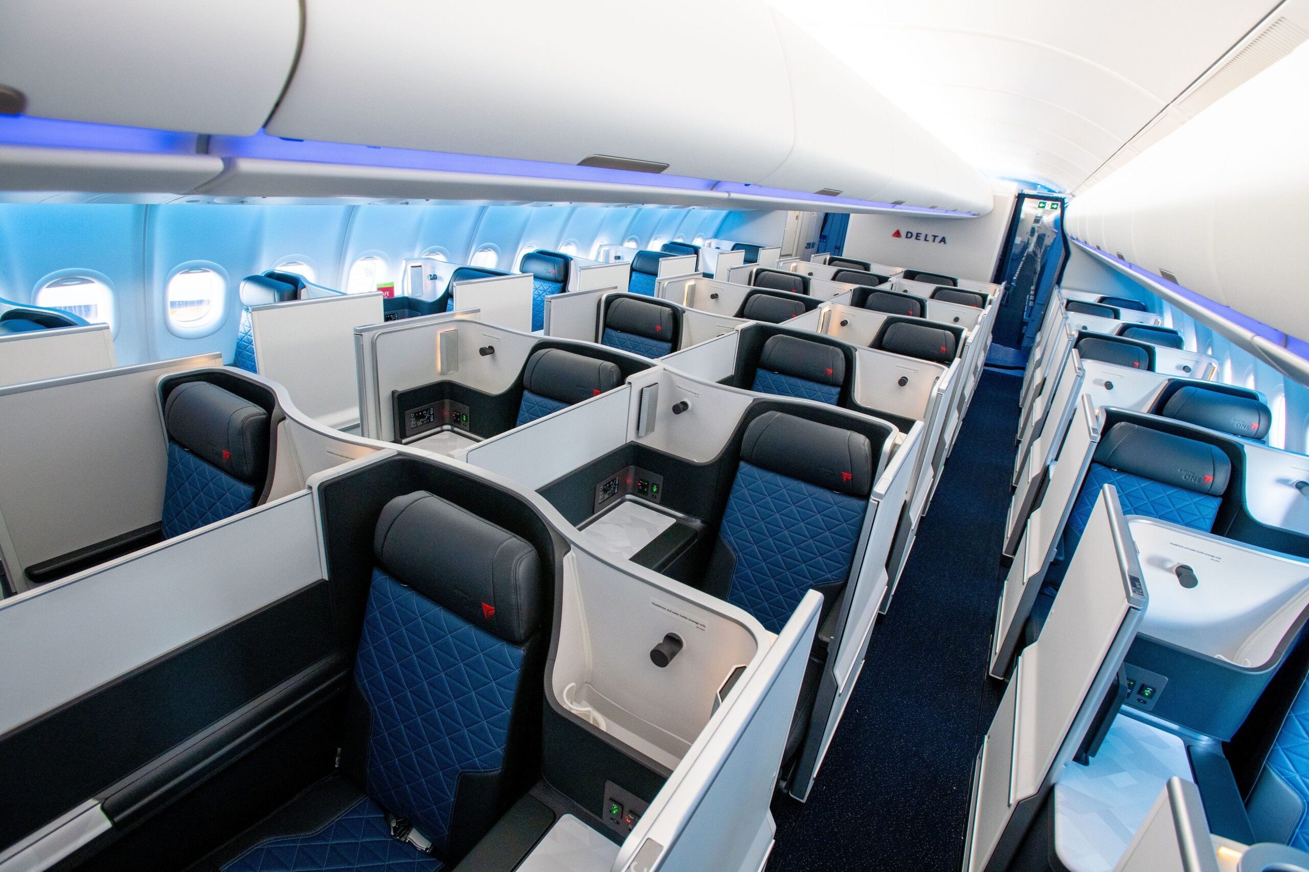 De DeltaOne international business class ruimte aan boord van een Delta Air Lines Airbus A330-900neo