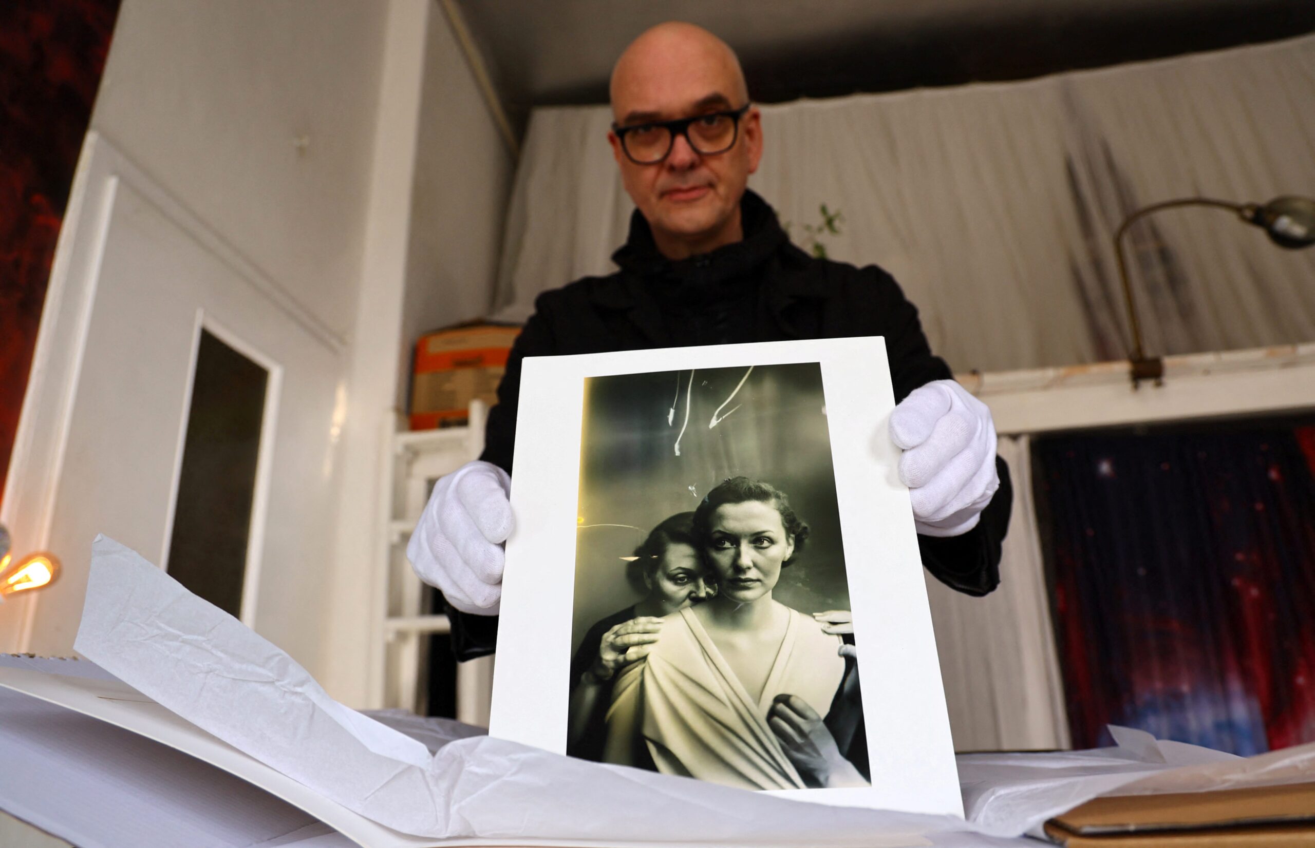 Boris Eldagsen toont een geprinte foto van zijn werk 'Pseudomnesia: The Electrician'.