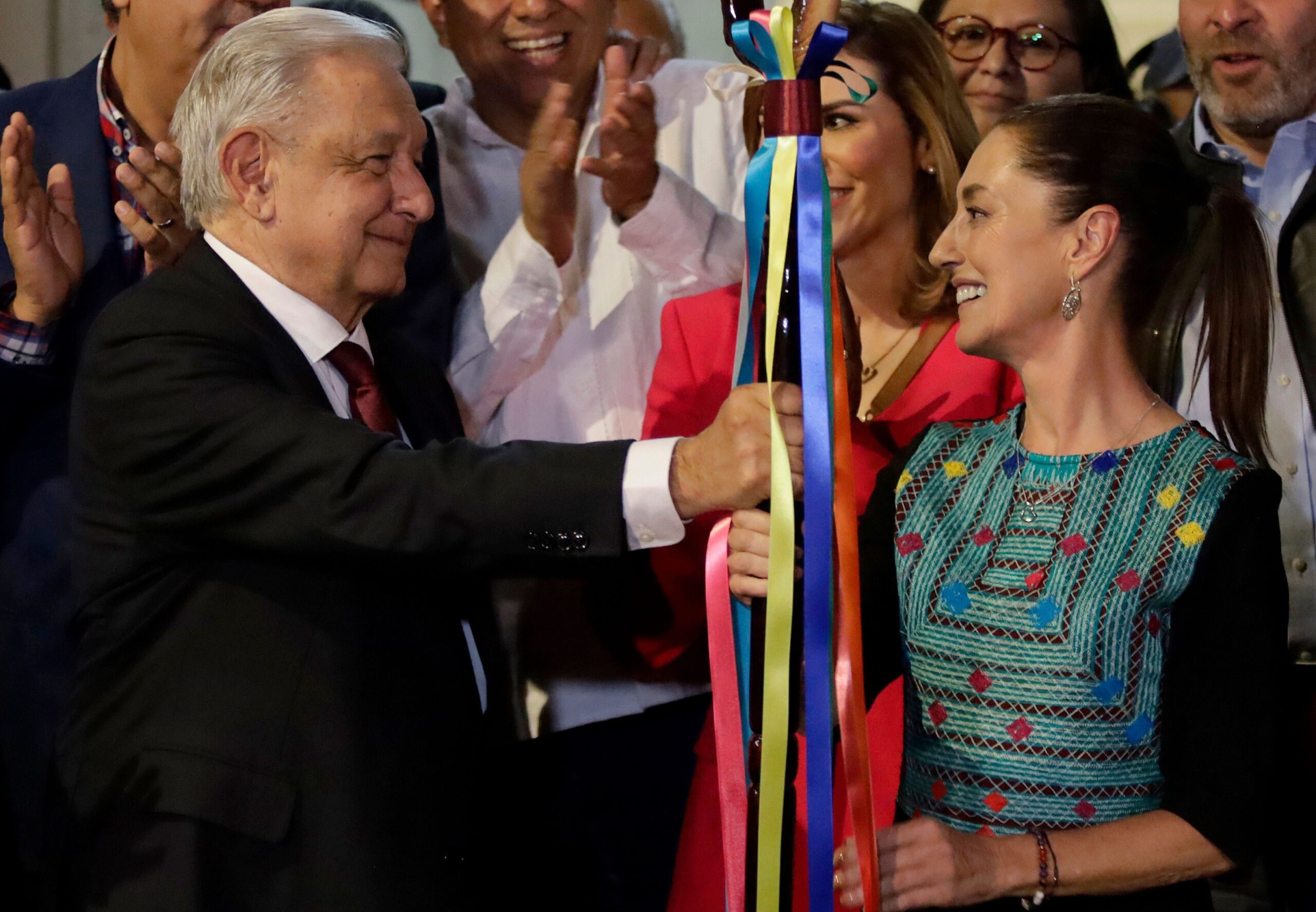 President Andrés Manuel López Obrador overhandigt Claudia Sheinbaum in september 2023 symbolisch het leiderschap van de Morena-partij. Foto: Gerardo Vieyra/NurPhoto/Shutterstock via ANP 