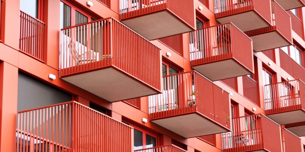 vrije sector huurwoning Balkons van nieuwbouw-huurappartementen NDSM South Dock op de NDSM-werf in Amsterdam-Noord.