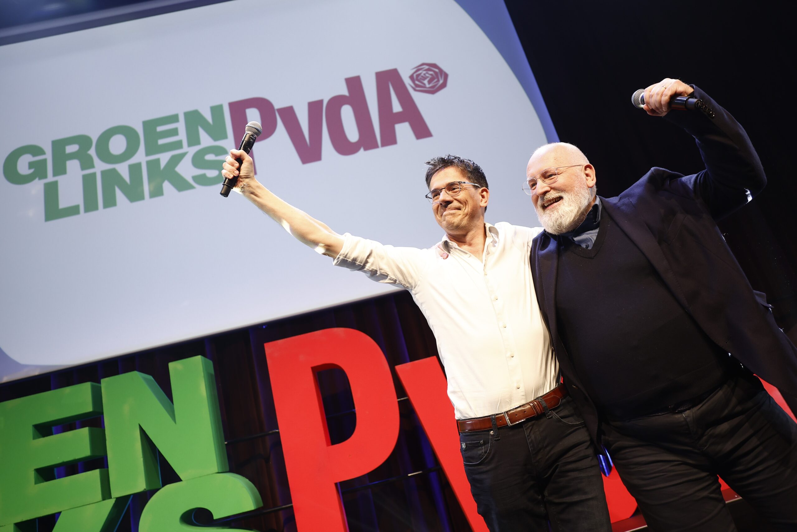 GroenLinks PvdA-lijsttrekker Bas Eickhout en partijleider Frans Timmermans reageren enthousiast op de Nederlandse exitpoll voor de Europese verkiezingen. 