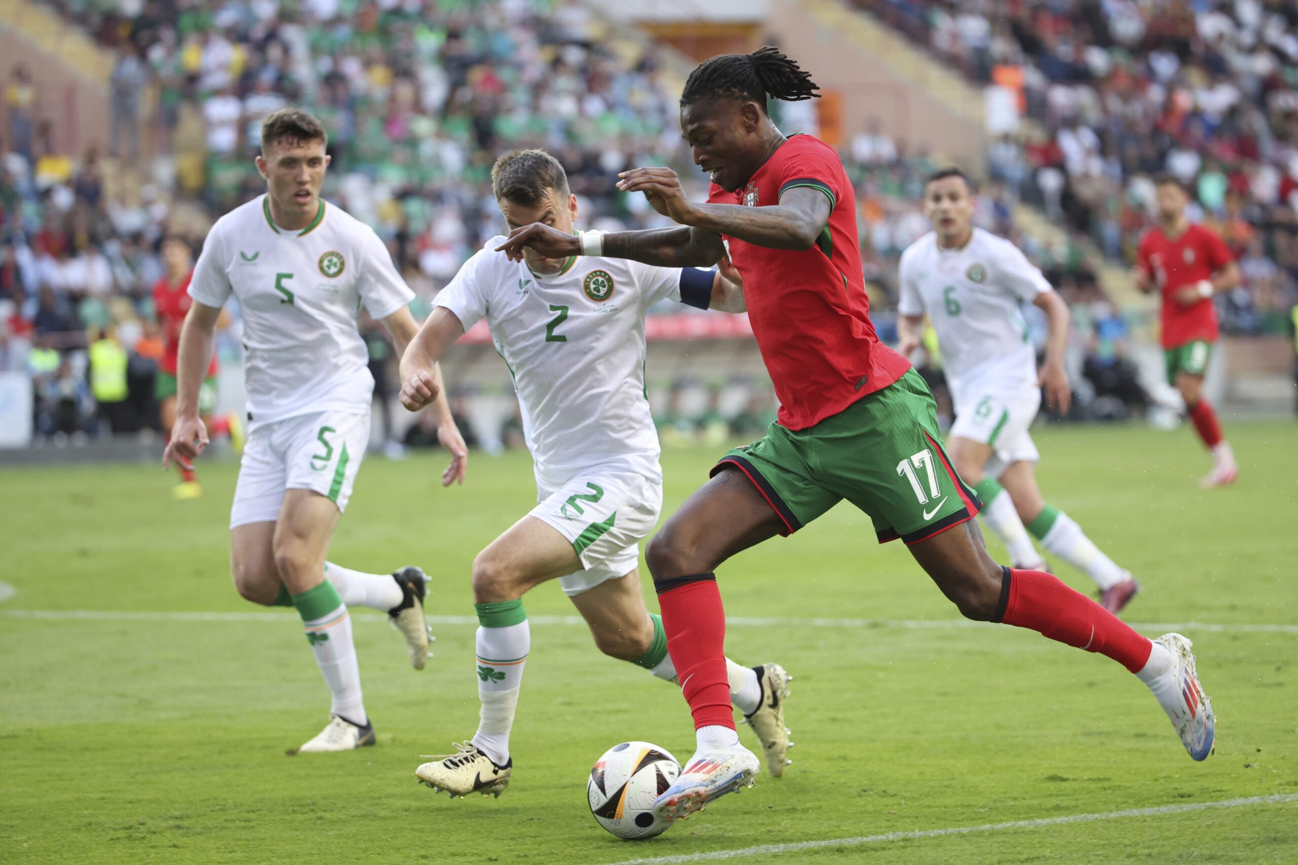 De Portugese aanvaller Rafael Leão in actie tijdens een oefenwedstrijd tegen Ierland.