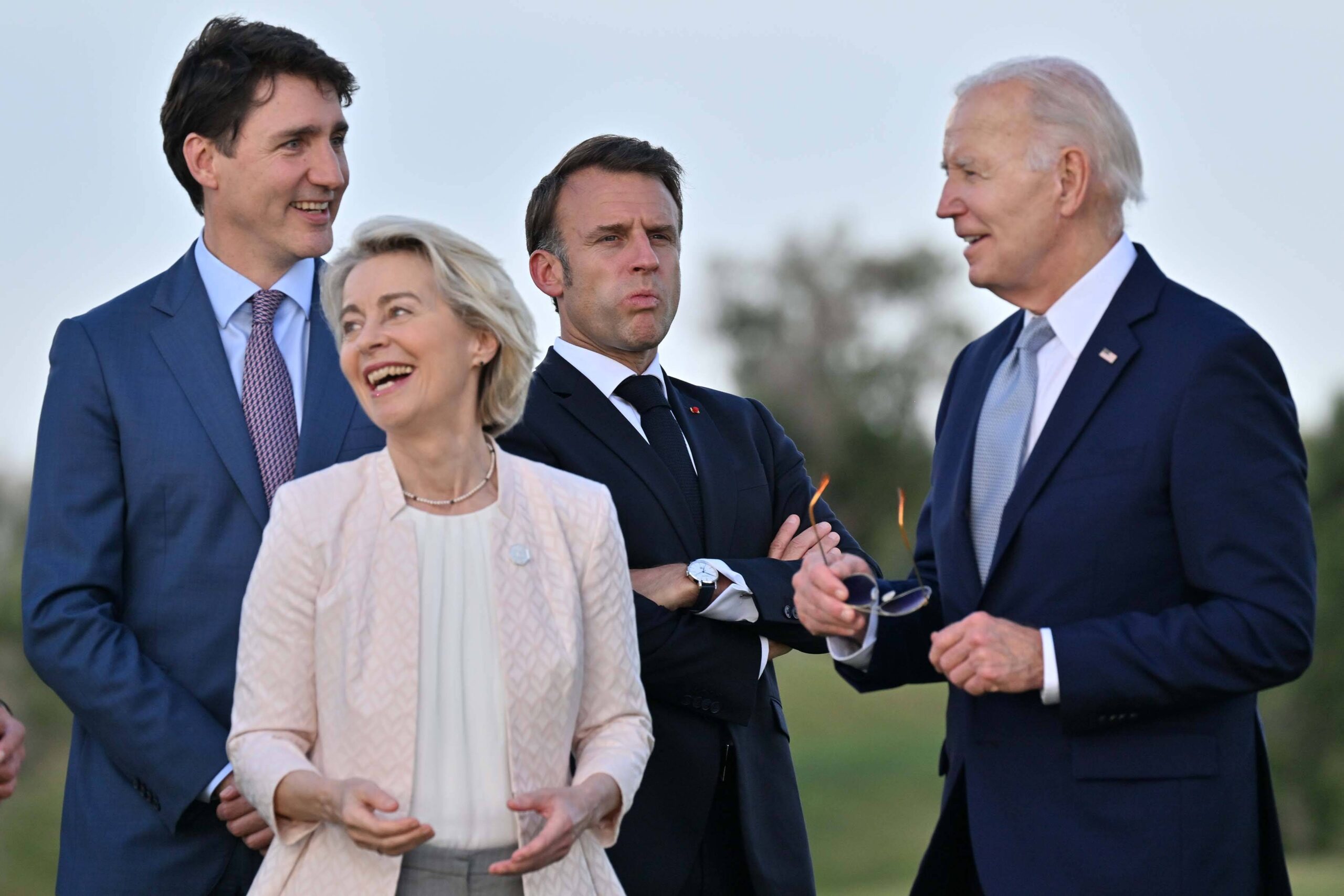 Voorzitter Ursula von der Leyen van de Europese Commissie met premier Justin Trudeau van Canada en de presidenten Emmanuel Macron en Joe Biden van Frankrijk en de VS. Foto: IPA / SIPA Press France