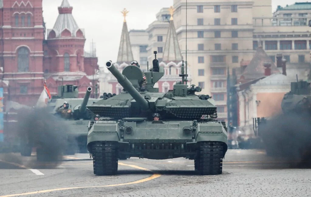 Russische troepen besturen een T-90M tank tijdens de parade op het Rode Plein in Moskou. 