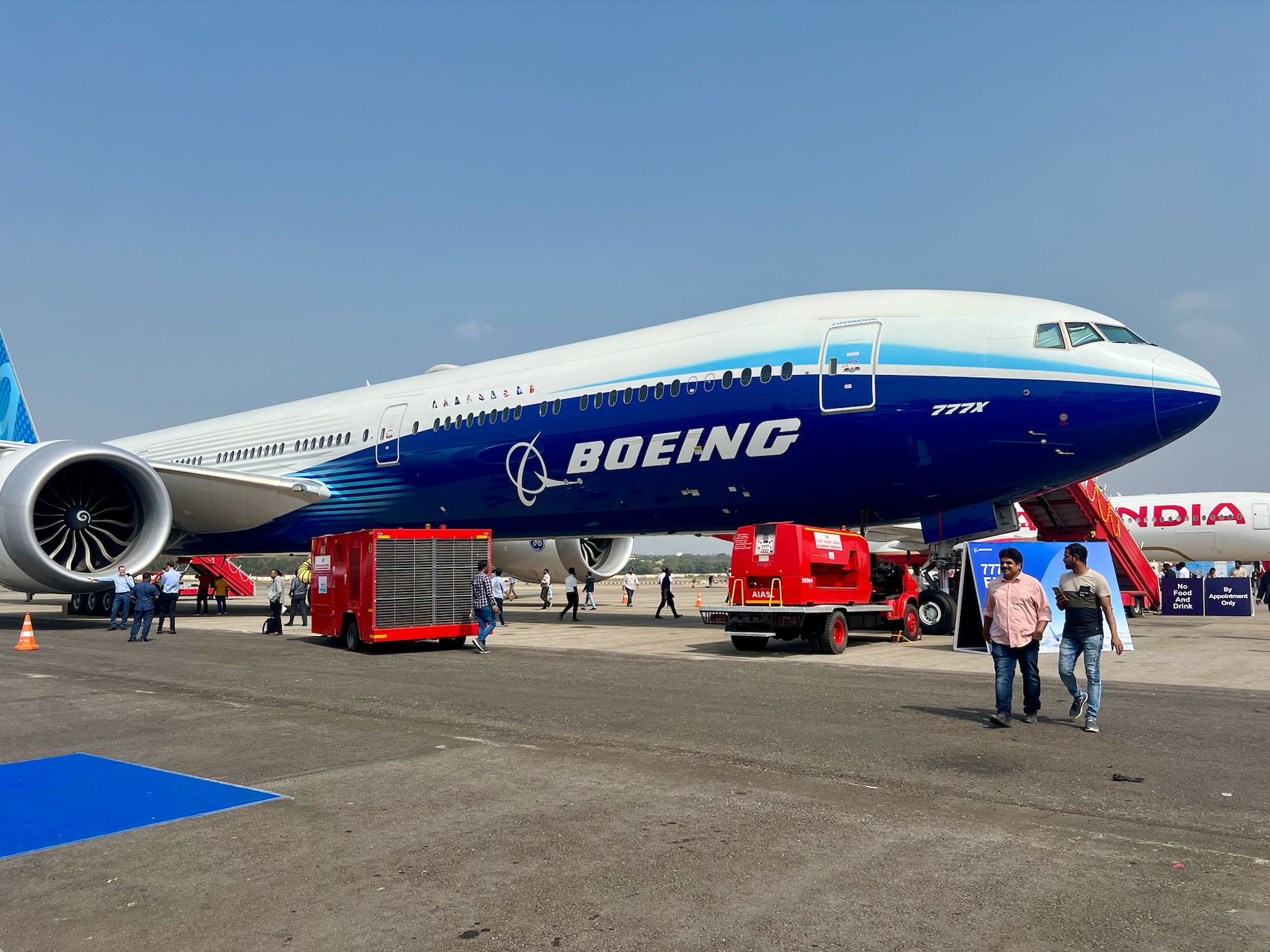 Boeing 777X tentoongesteld op de Wings Airshow in India.