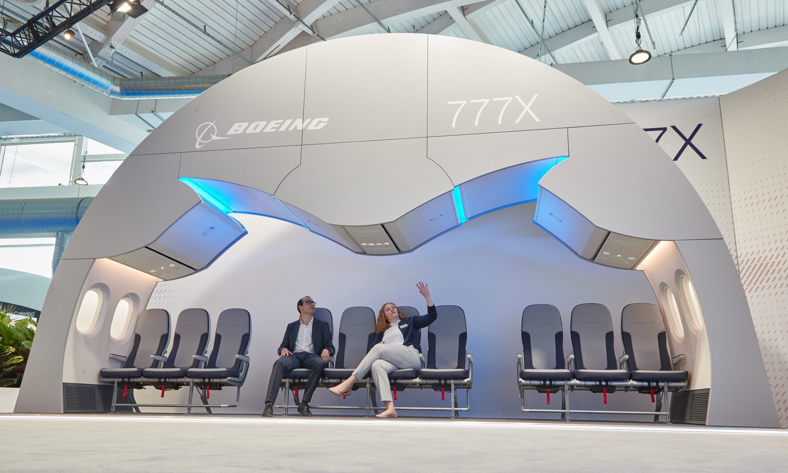 Twee mensen zit in een nep-cabine van de Boeing 777X