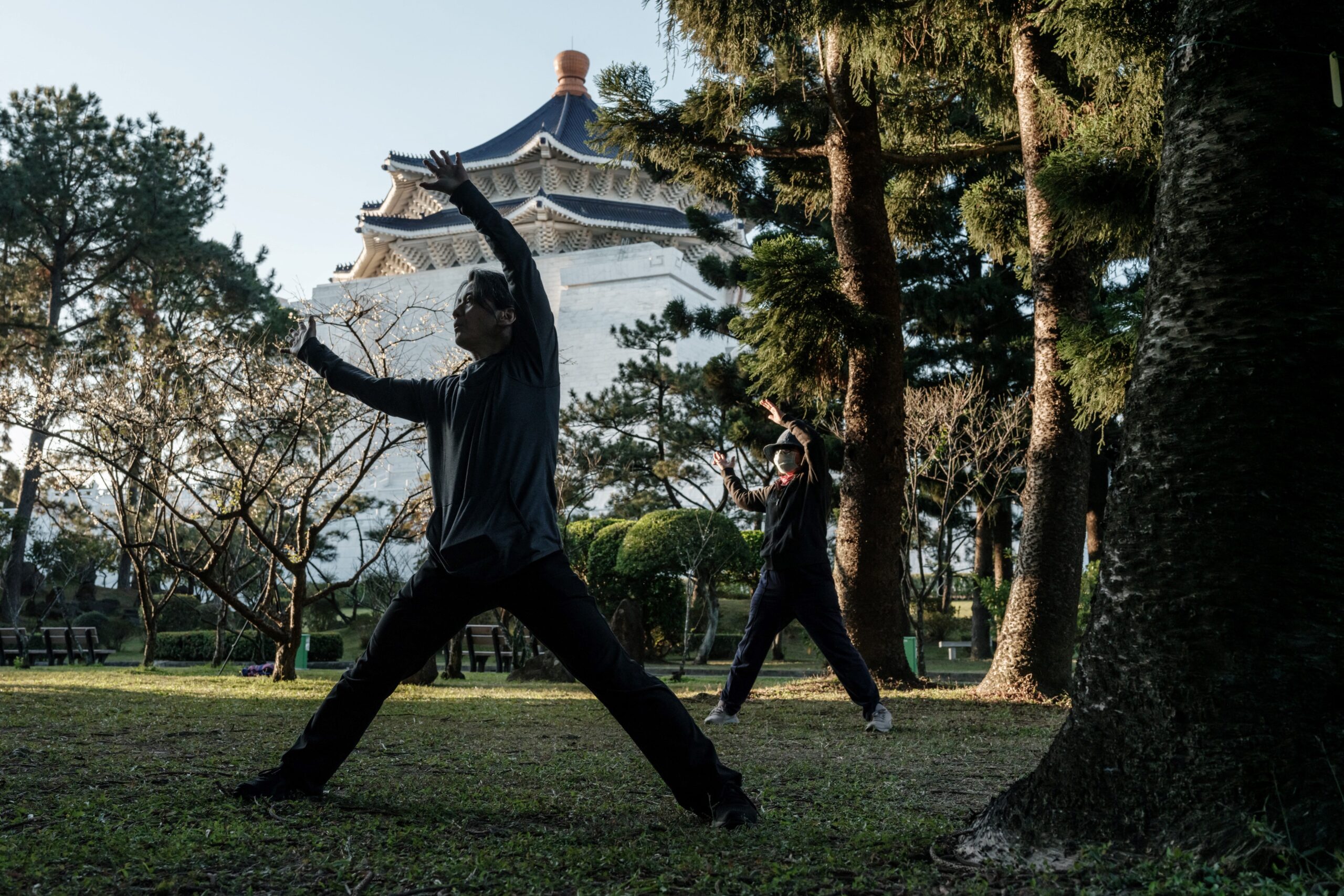 Persoon in de natuur die qigong uitoefend