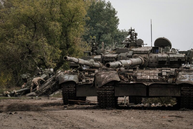 Oekraïense soldaten doorzoeken een verlaten Russische T-90 tank in Kharkiv.
