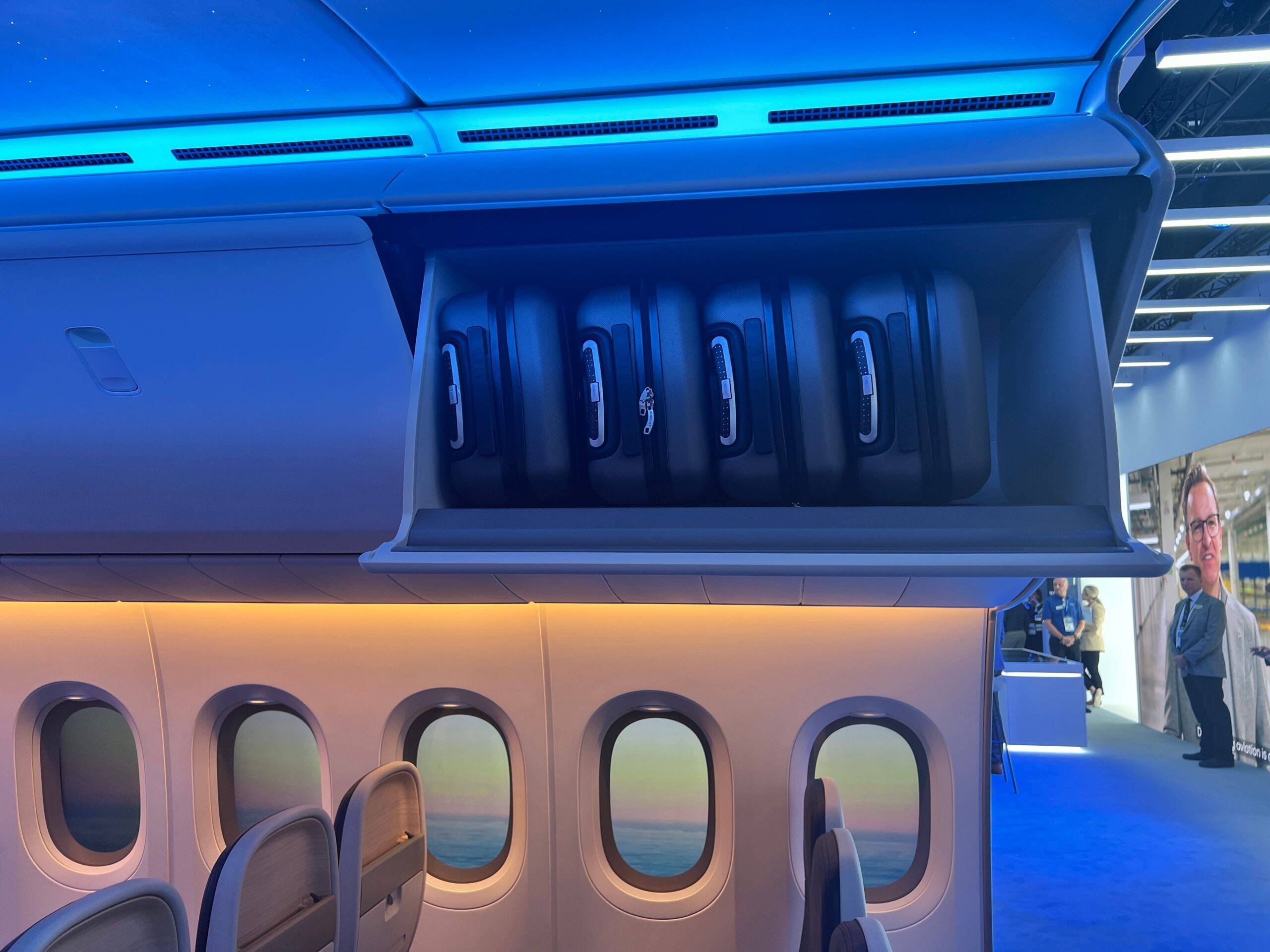 koffers in de opslagruimte in de  Boeing 777X