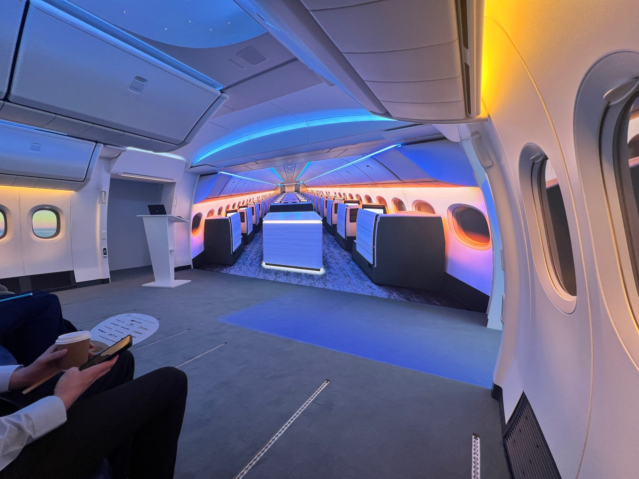 Een voorbeeld van business-class wordt weergegeven op een scherm in een voorbeeldcabine van de 777X