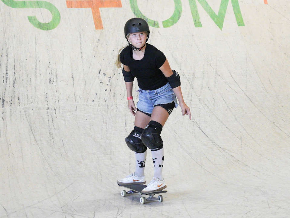  Olympiër Heili Sirvio skateboards in een skatepark.