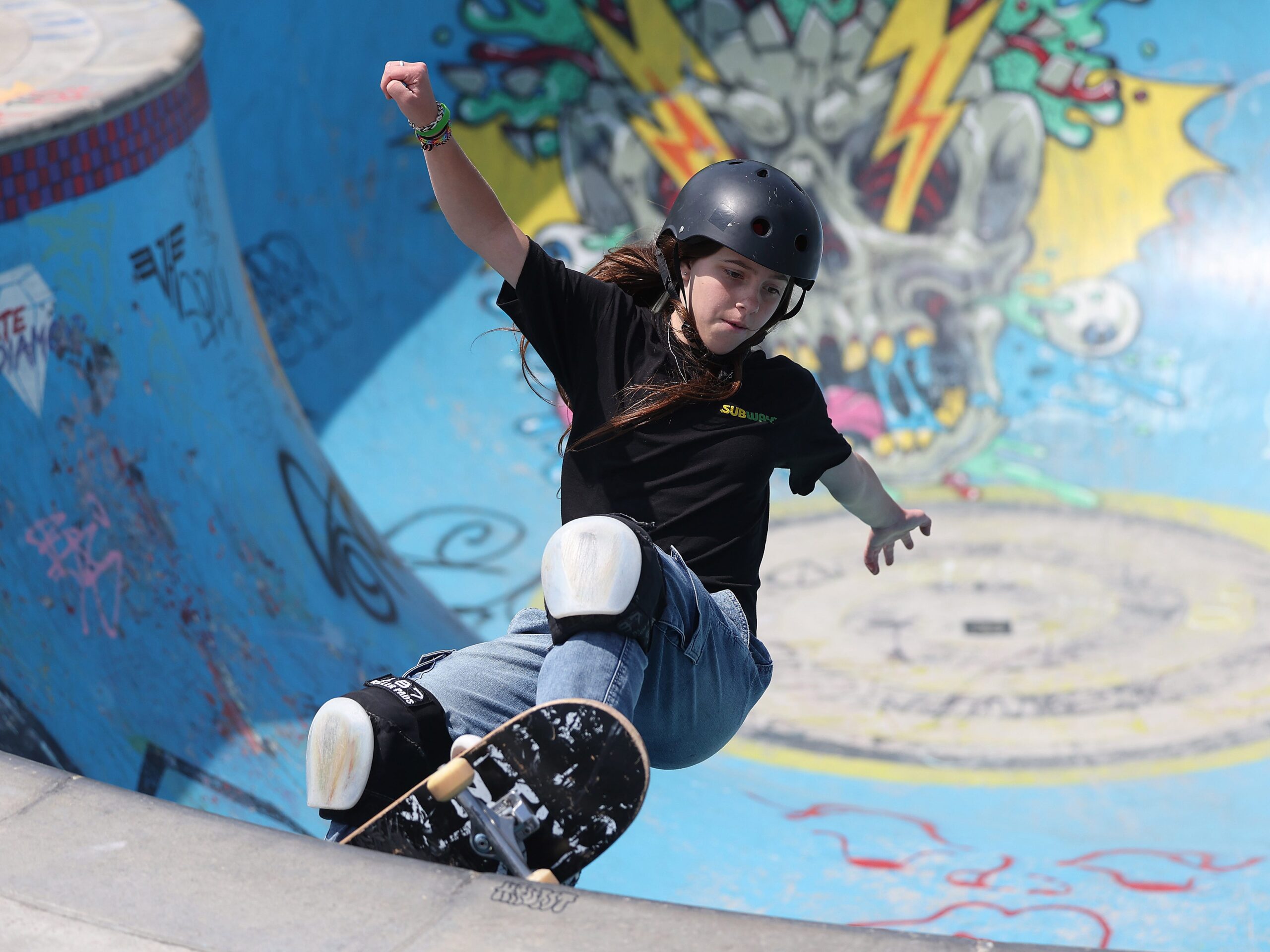 Olympiër Fay DeFazio Ebert aan het skateboarden in een skatepark