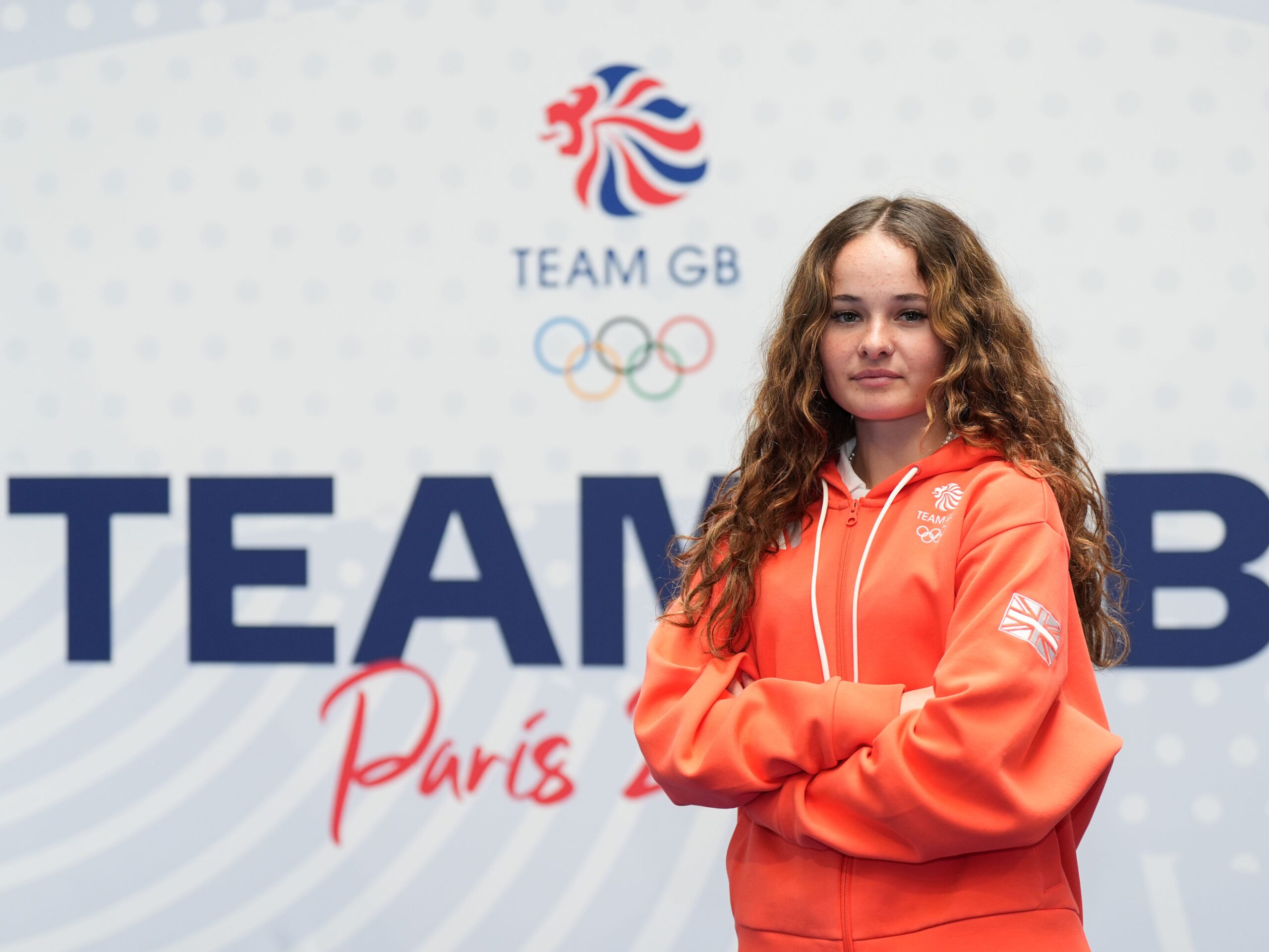 De Olympische atlete Lola Tambling poseert voor een foto