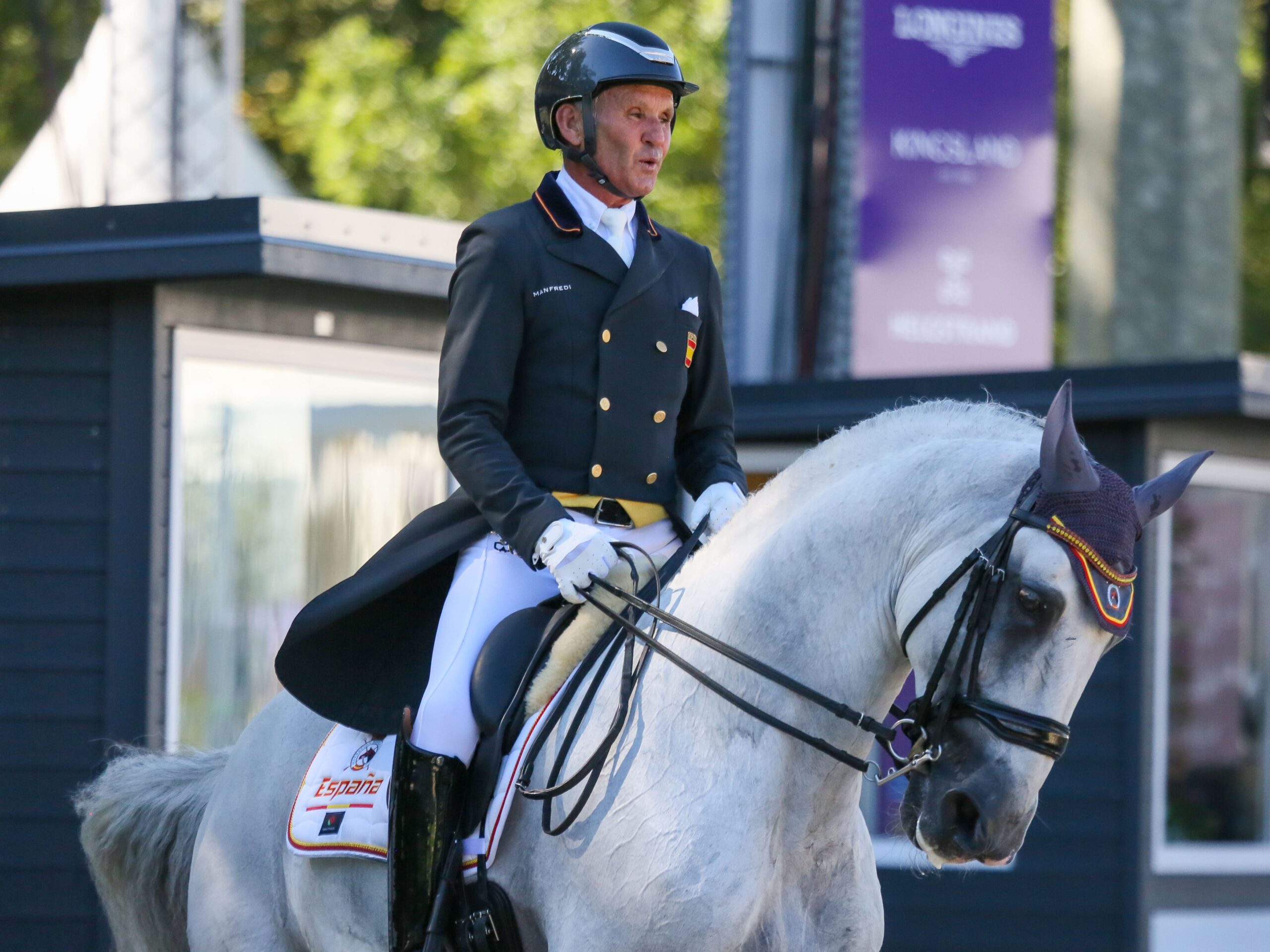 Ruiter Juan Antonio Jiménez tijdens de FEI-dressuur.