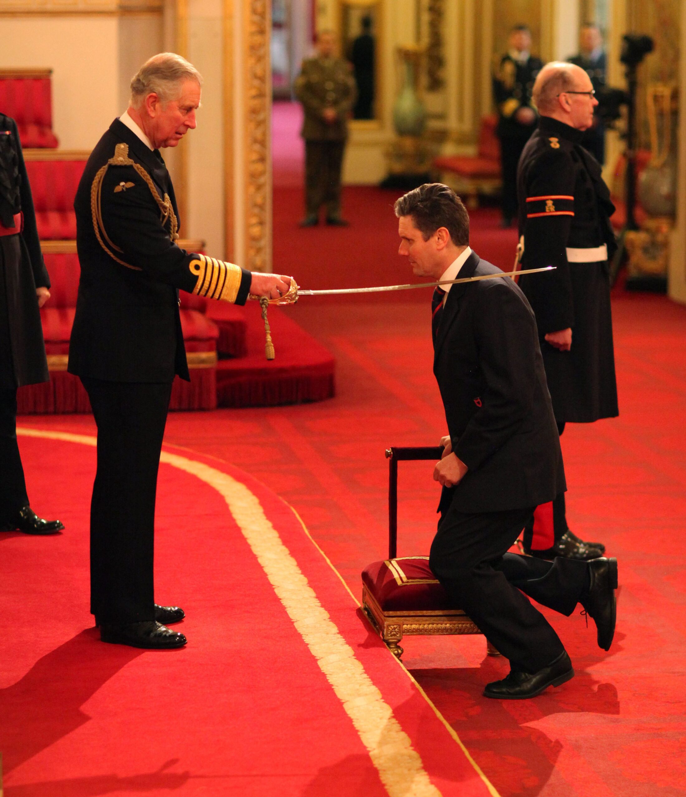 Keir Starmer wordt in februari 2014 geridderd door prins Charles.