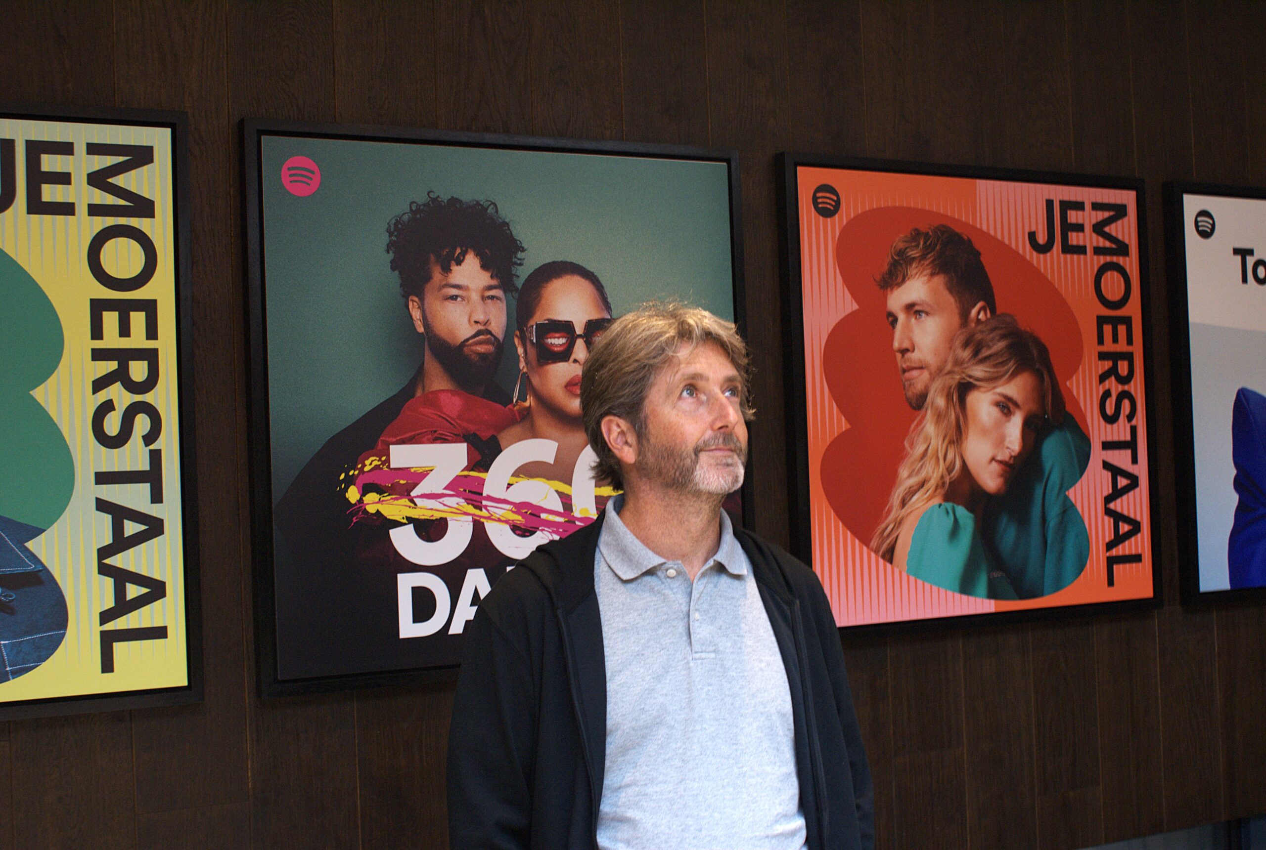 Antoine Monin poseert voor een serie posters van enkele populaire Spotify-playlists in Nederland.