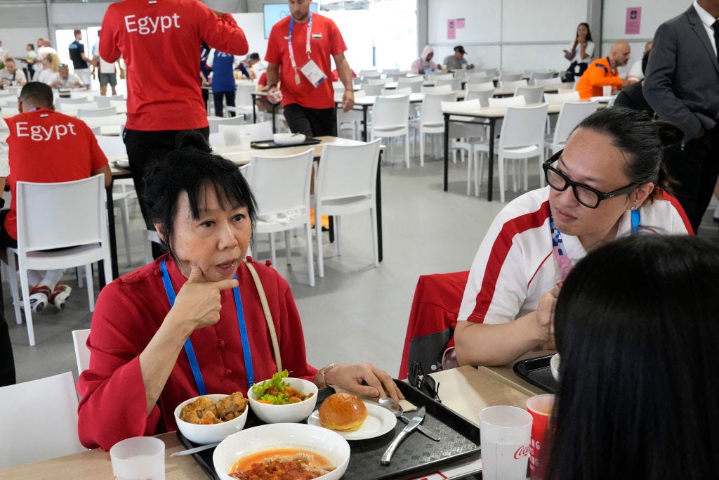 Een persoon uit Singapore eet in de etenszaal in het Olympisch dorp in Parijs.