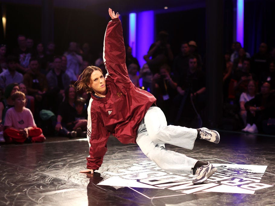 Rachael Gunn alias 'Raygun' voert haar routine uit op de kwalificatiewedstrijd voor de Olympische Spelen, de WDSF Ocean Breaking Championships 2023. 