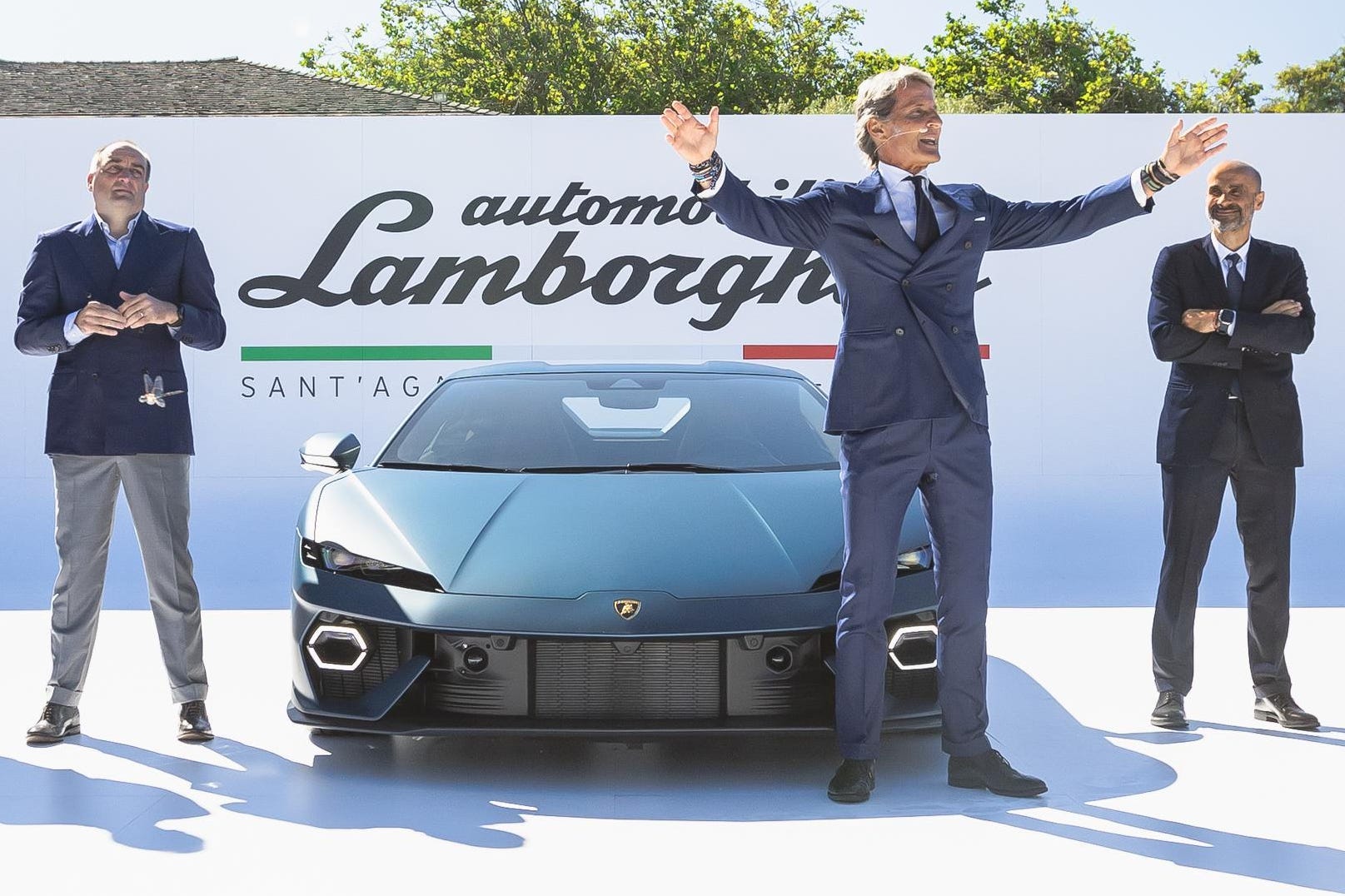 CEO Stephan Winkelmann van Lamborghini met de nieuwe Temerario