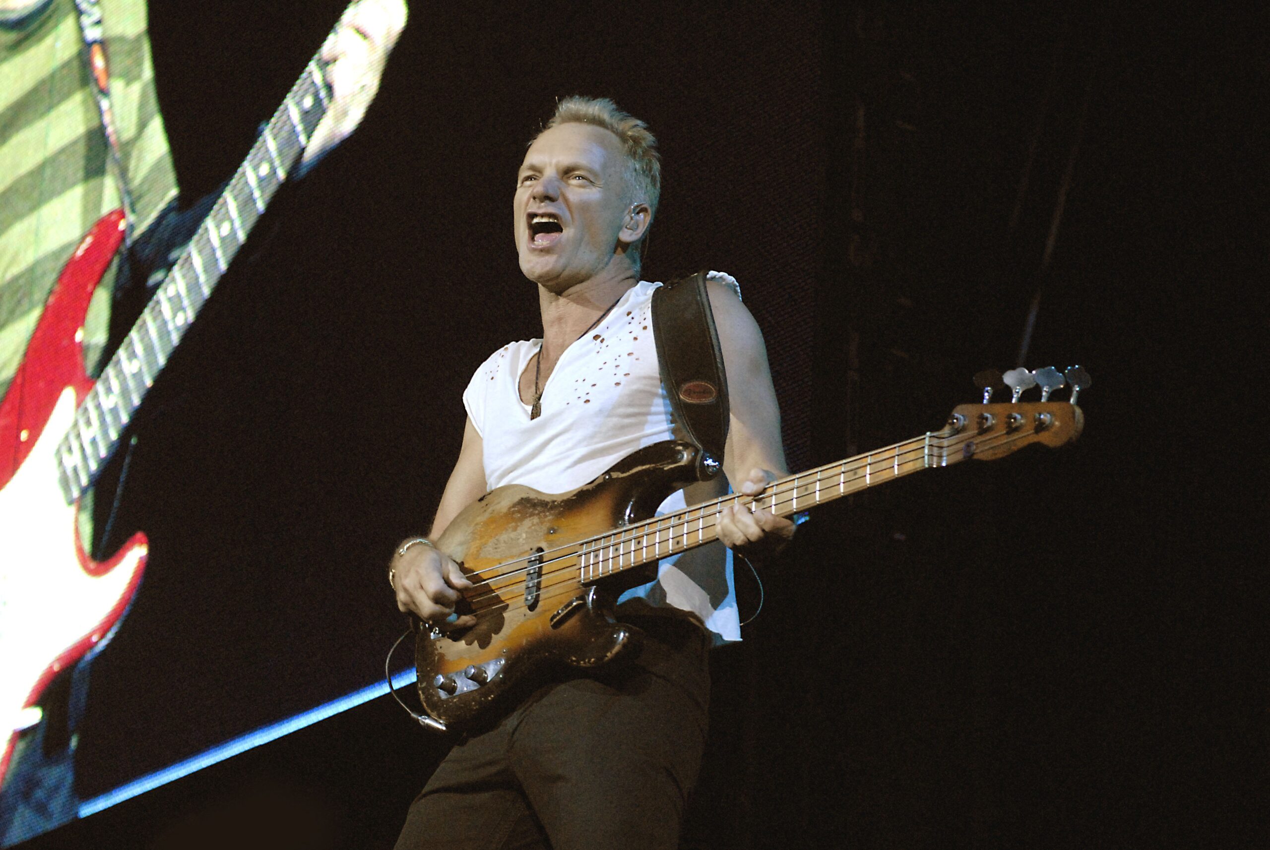 Sting tijdens een een van de twee reünieconcerten van The Police in Amsterdam in 2007.