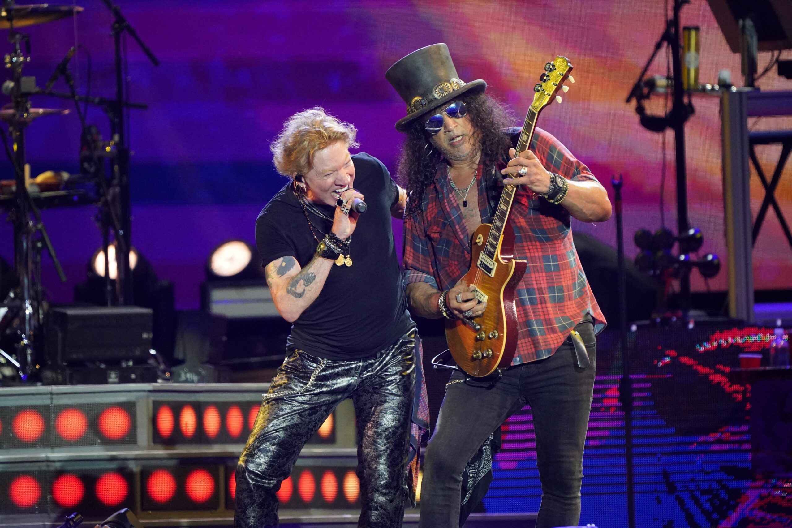 Axl Rose en Slash van Guns 'n Roses tijdens een concert in 2023. 