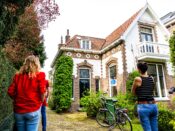 Kijkers tijdens de landelijke Open Huizen Dag van de NVM. Woningzoekers kunnen op deze dag zonder afspraak deelnemende woningendie te koop staan bezichtigen.