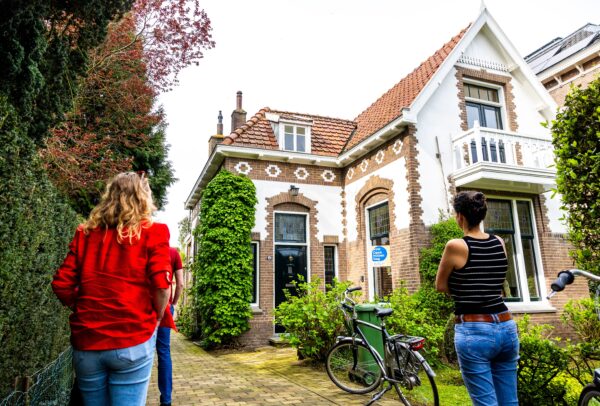 Kijkers tijdens de landelijke Open Huizen Dag van de NVM. Woningzoekers kunnen op deze dag zonder afspraak deelnemende woningendie te koop staan bezichtigen.