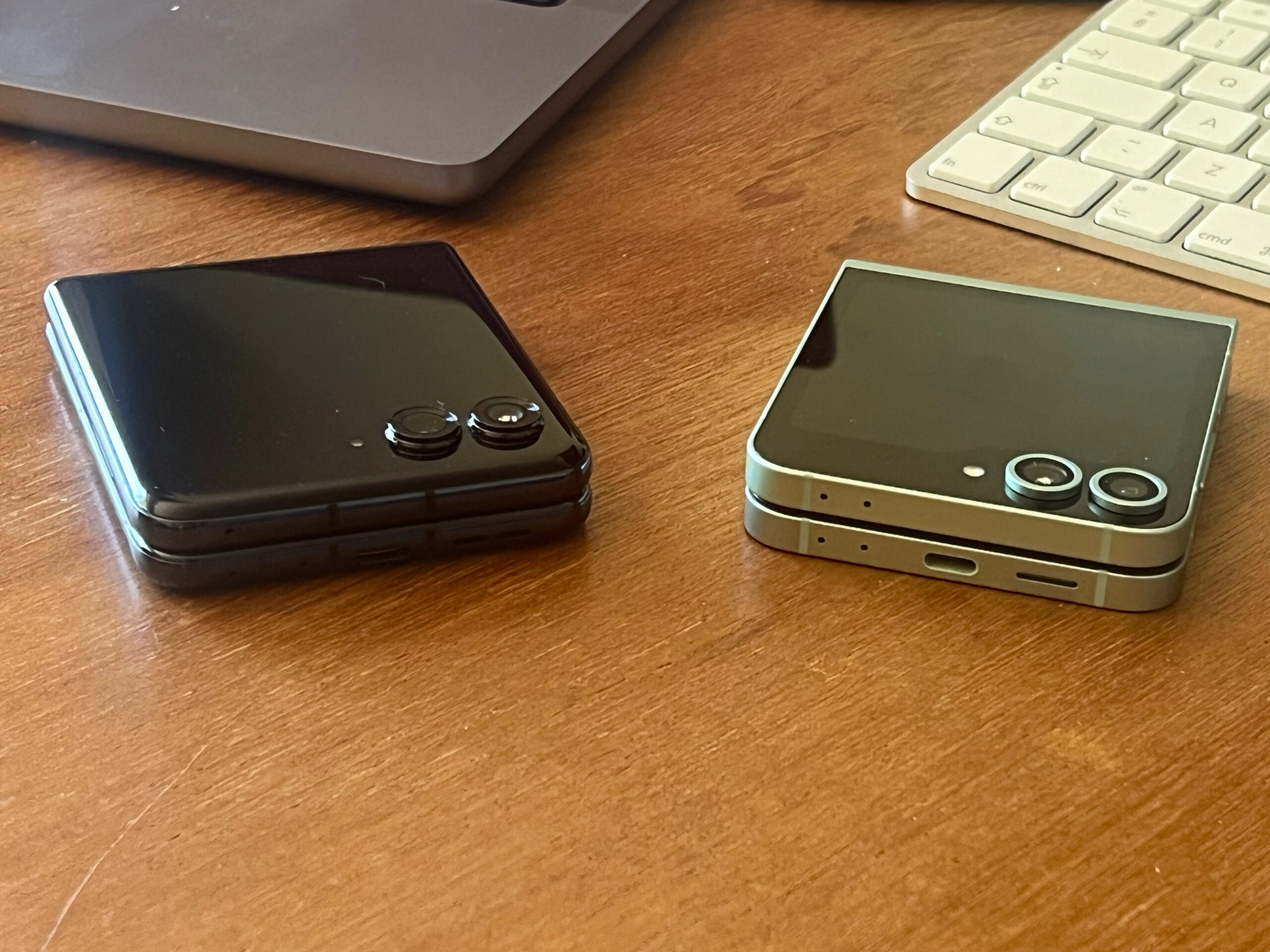 Links de Motorola Razr 50 Ultra. Rechts de Samsung Galaxy Z Flip6.