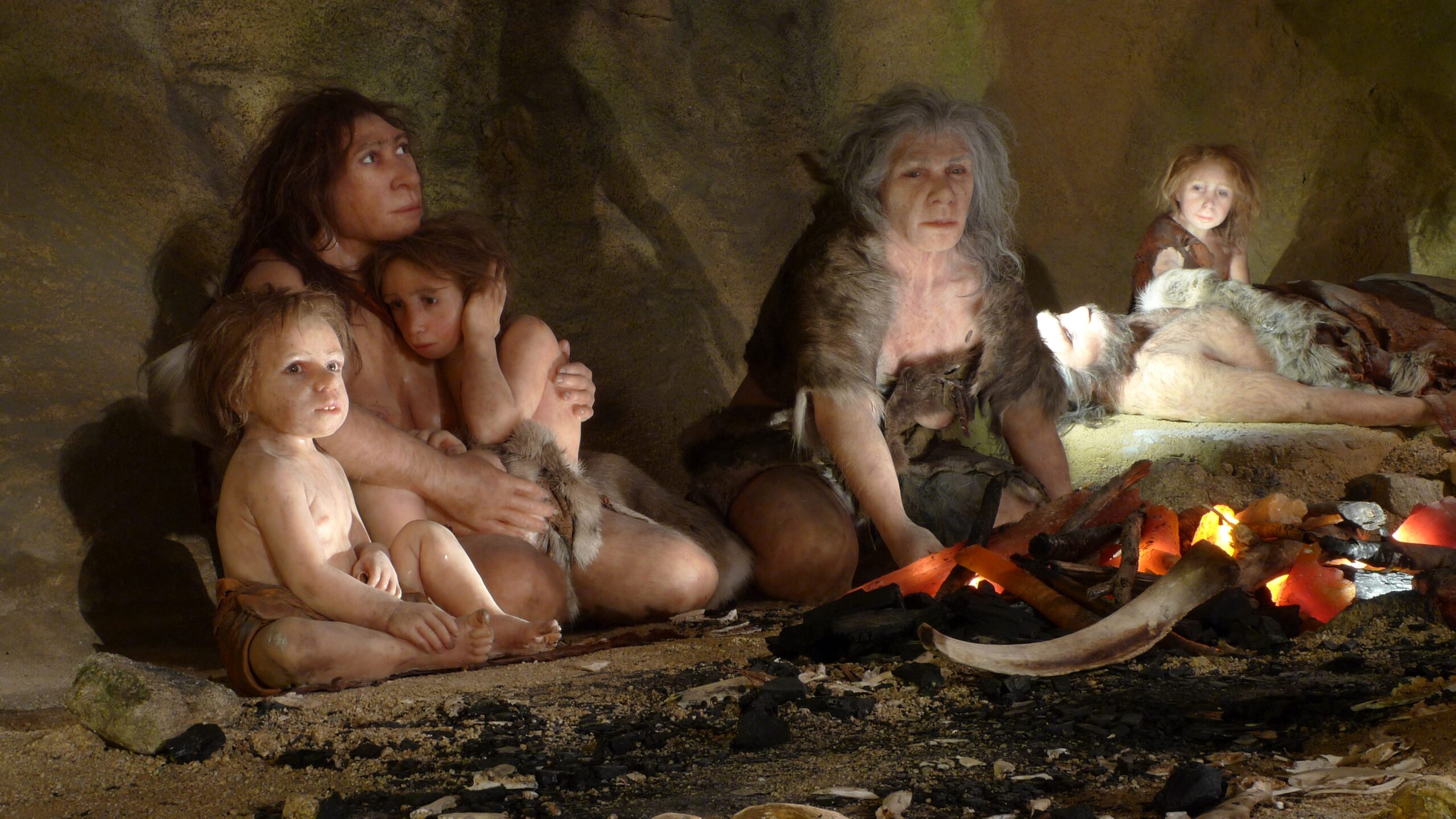 Impressie van het leven van een Neanderthaler-familie in het Neanderthal Museum in de Kroatische stad Krapina.