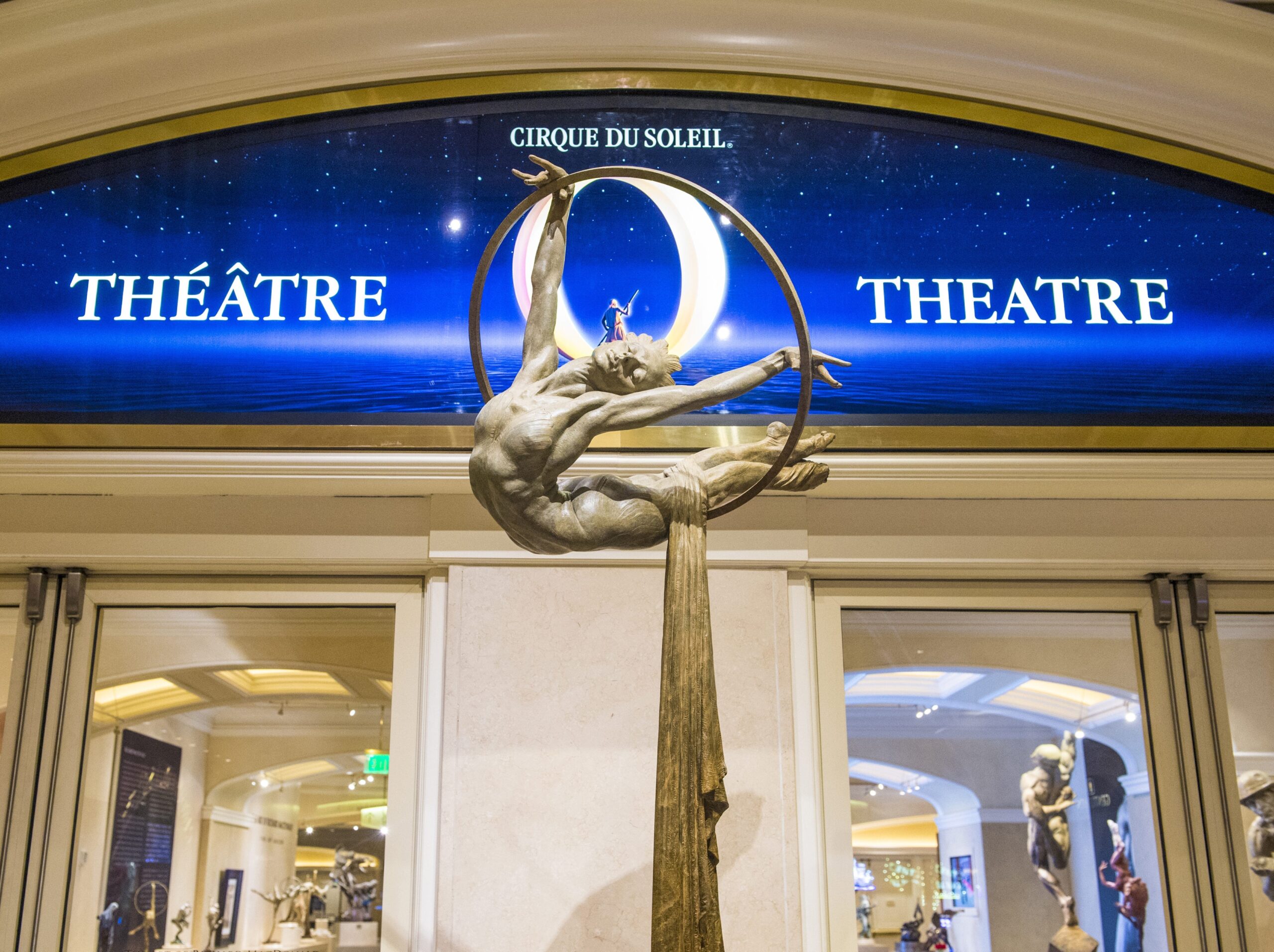 O Cirque du Soleil sign and sculpture las vegas