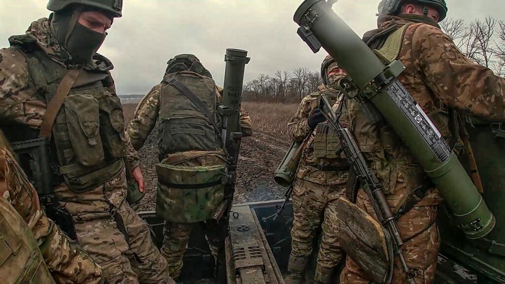 Soldaten van het Russische leger rijden met hun pantservoertuig richting Oekraïne. Foto: Persdienst van het Russische Ministerie van Defensie via AP