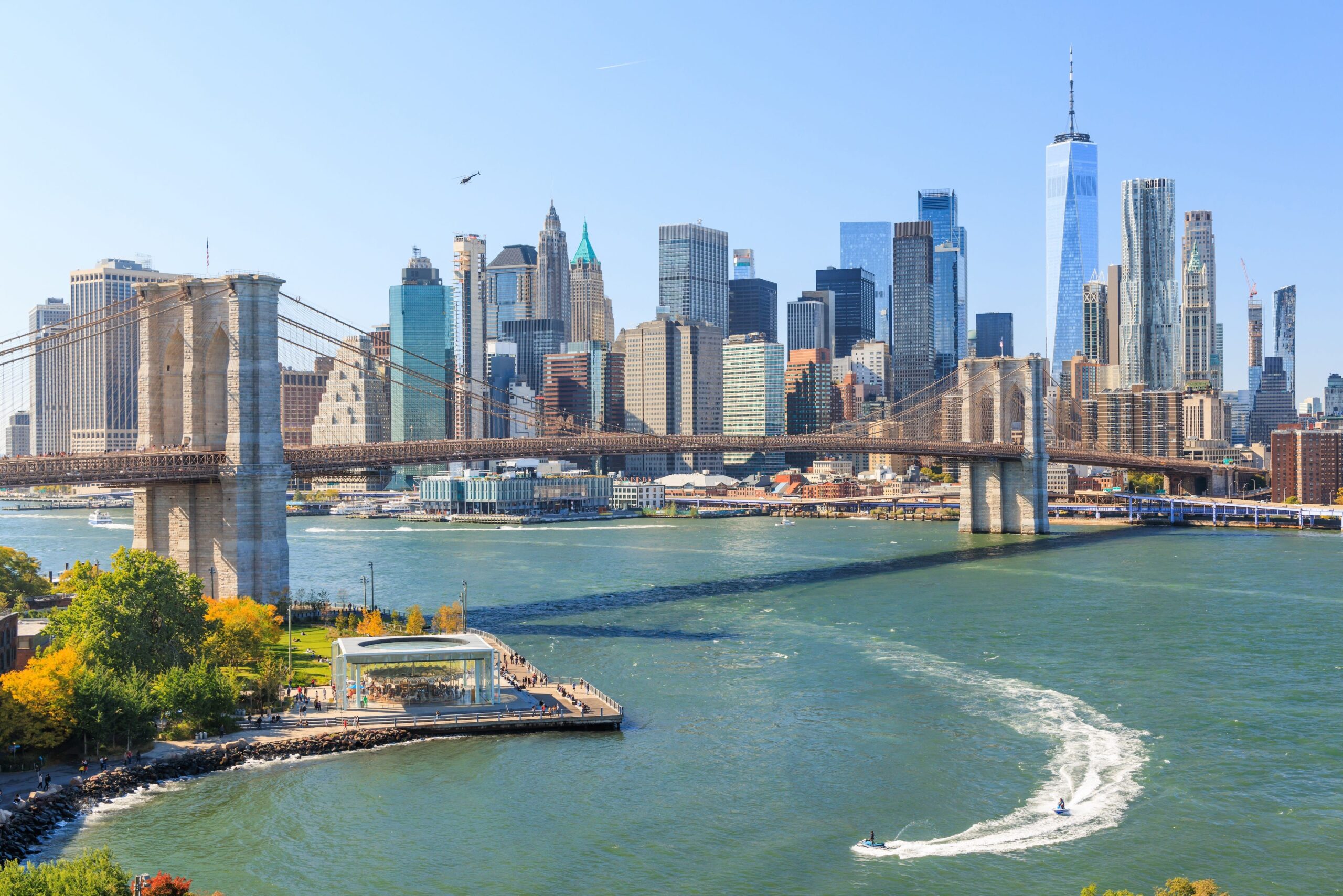 Zicht op de skyline van New York City met de Brooklyn Bridge in het midden.