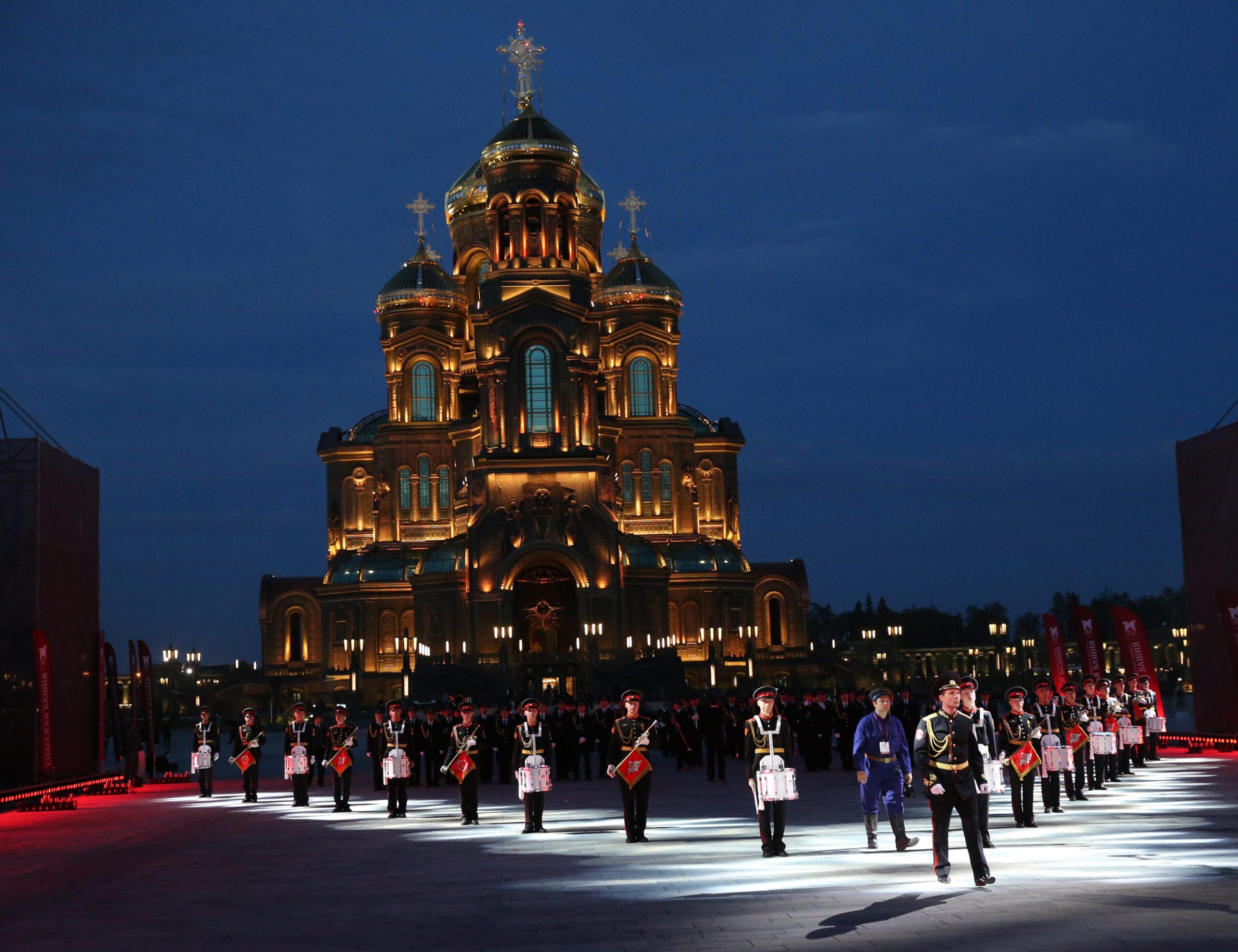 Een Russische militaire band marcheert voor de kathedraal van de Russische strijdkrachten in Kubinka, Rusland.