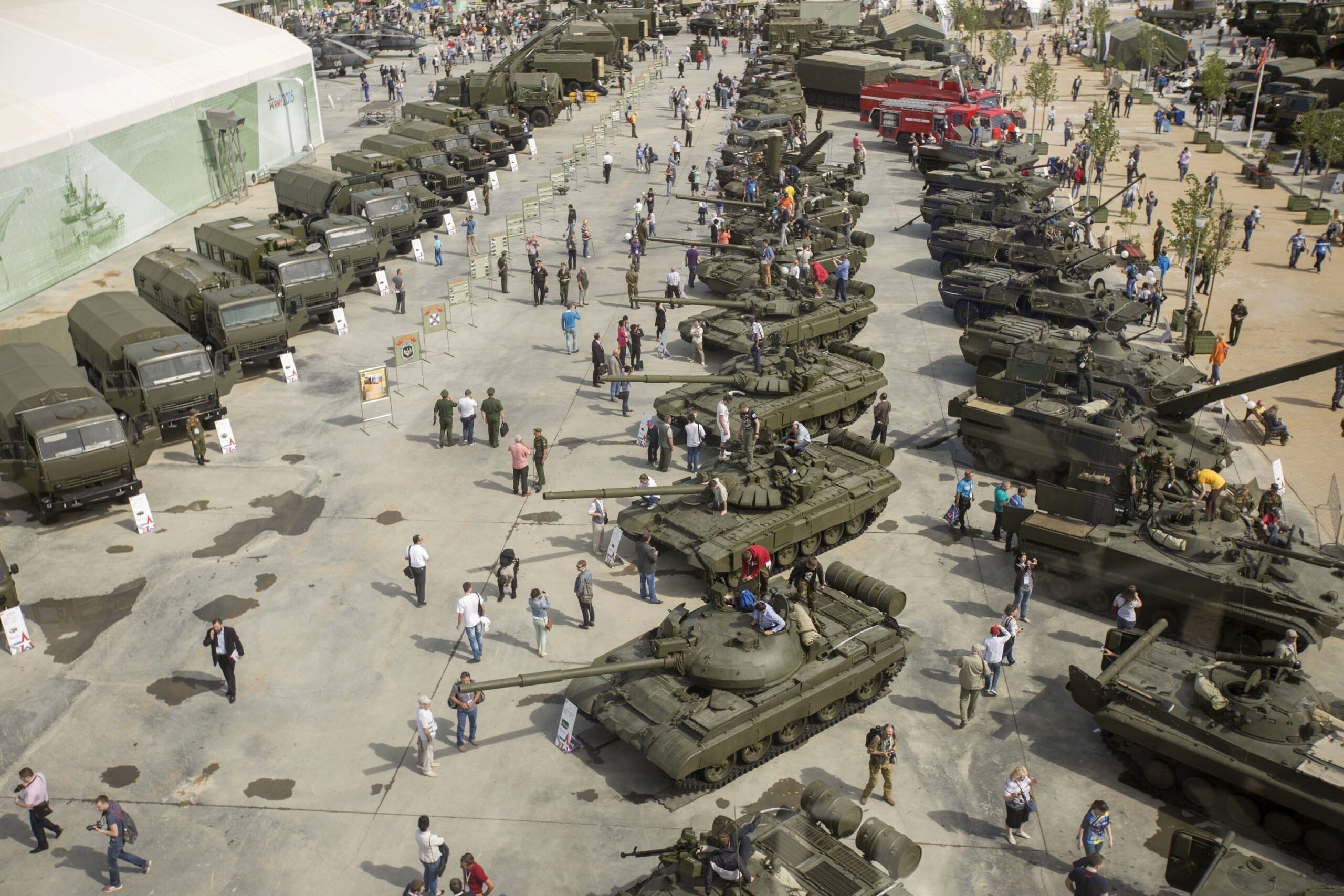 Bezoekers lopen langs Russische tanks en militaire voertuigen die tentoongesteld staan in Patriot Park.