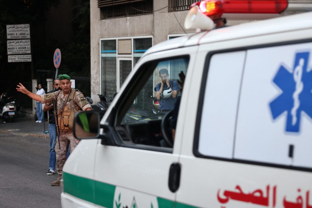 Een ambulance brengt gewonden naar een ziekenhuis in Beiroet na explosies van walkietalkies.