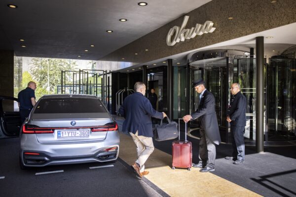 Nederland, Amsterdam. 22 September 2021. Een portier ontvangt de gasten en helpt met het uitladen van bagage bij het Okura hotel.