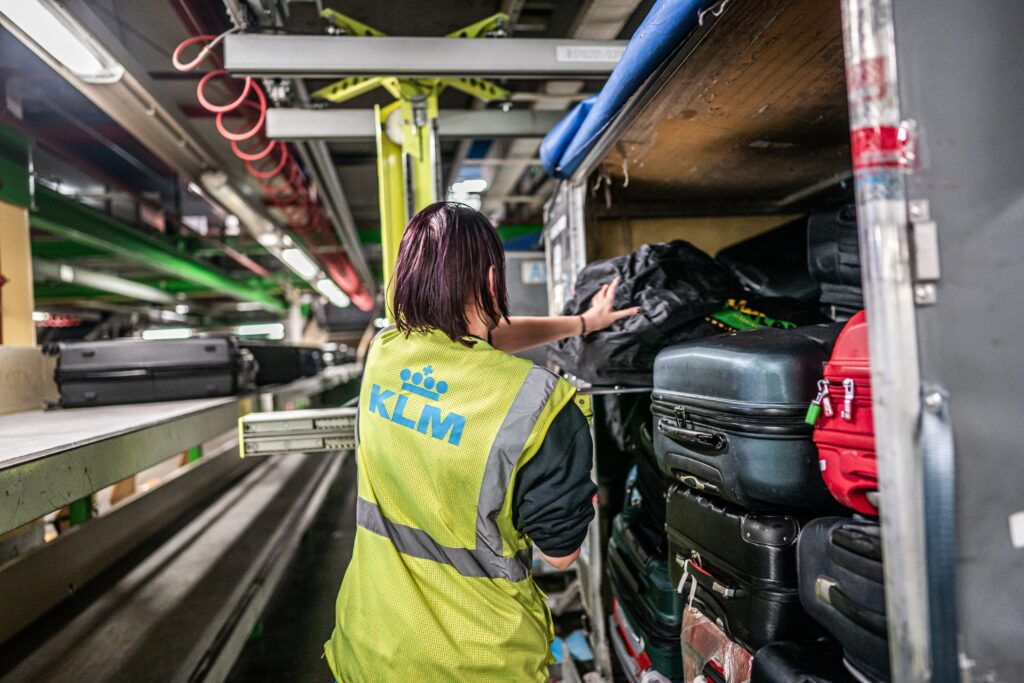 Het nieuwe bagesysteem in de bagagekelder van KLM op Schiphol.