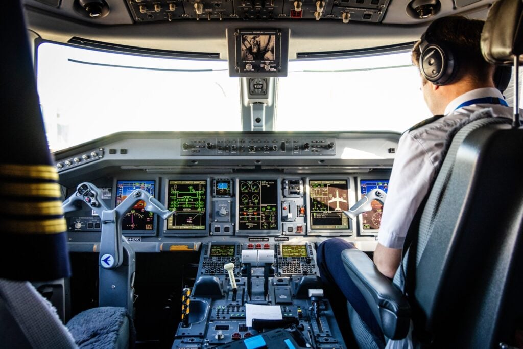 Een KLM-piloot maakt de cockpit gereed voor vertrek voor een vlucht naar Amsterdam.