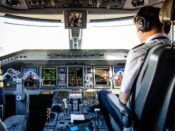 Een KLM-piloot maakt de cockpit gereed voor vertrek voor een vlucht naar Amsterdam.