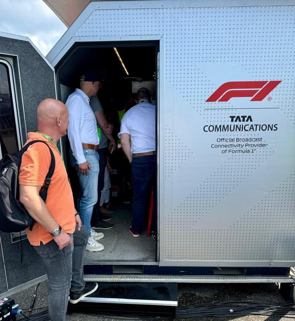 De container van Tata Communications op het circuit van Zandvoort tijdens de GP van 2024