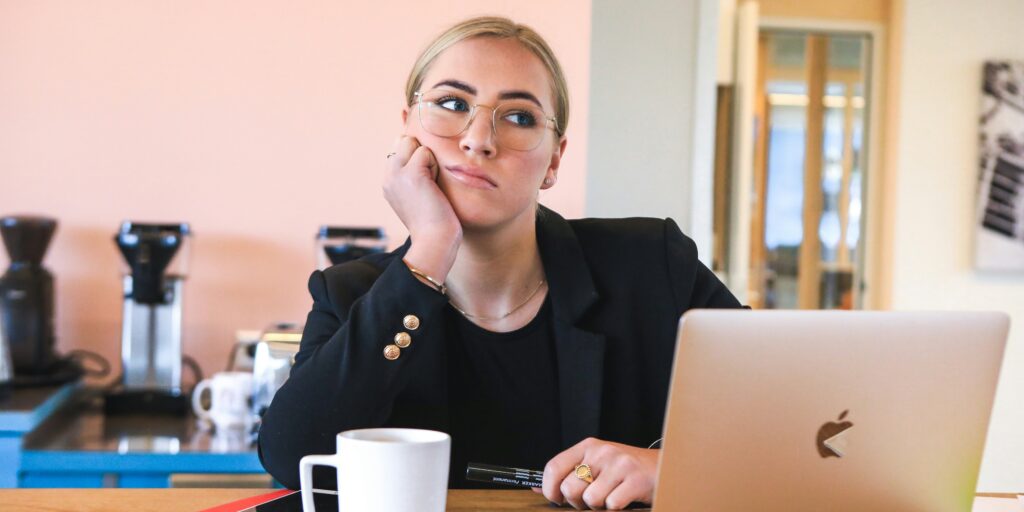 ambtenaar jong niet tevreden werk