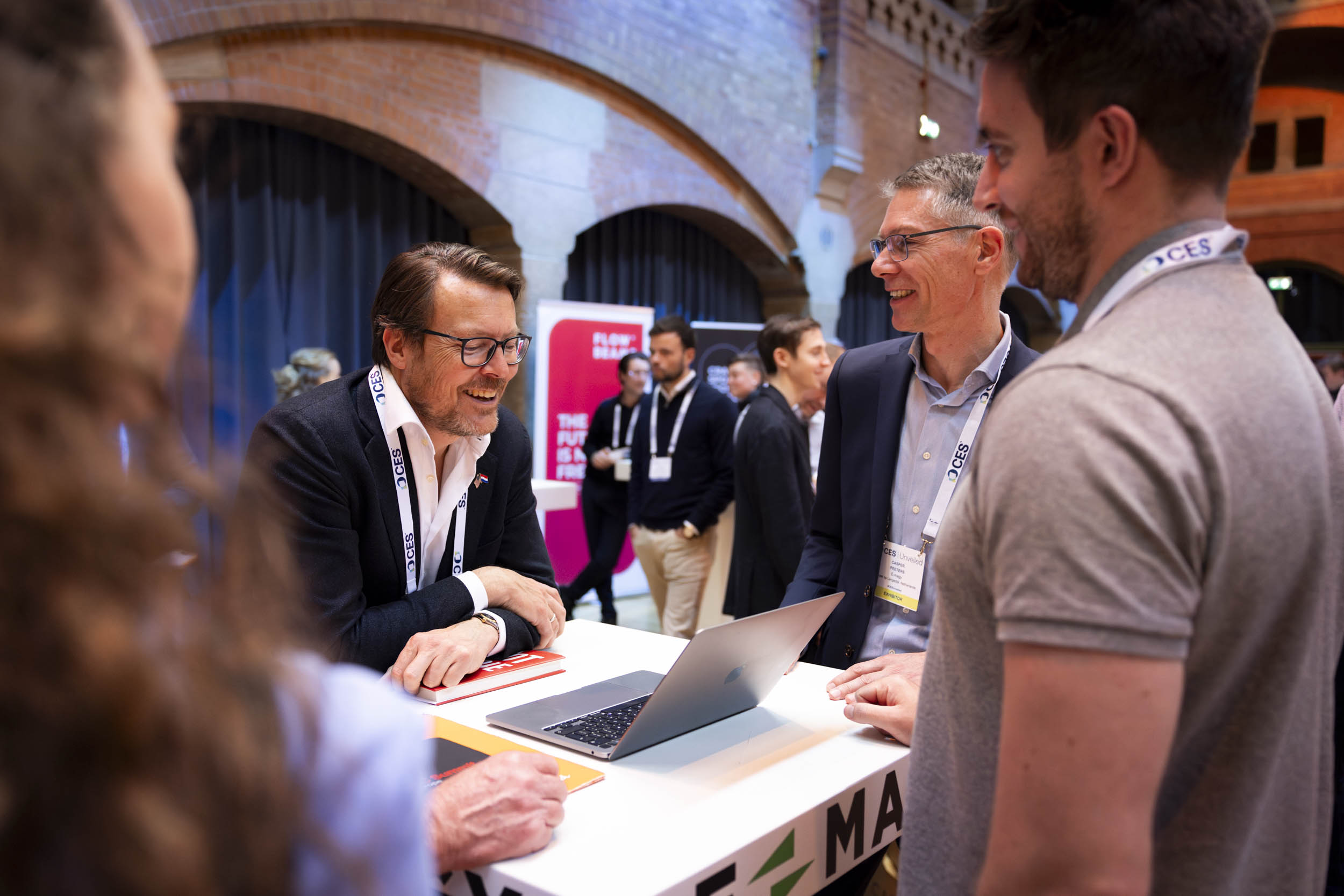 Constantijn in gesprek met een startup op techbeurs CES Unveiled in de Beurs van Berlage.