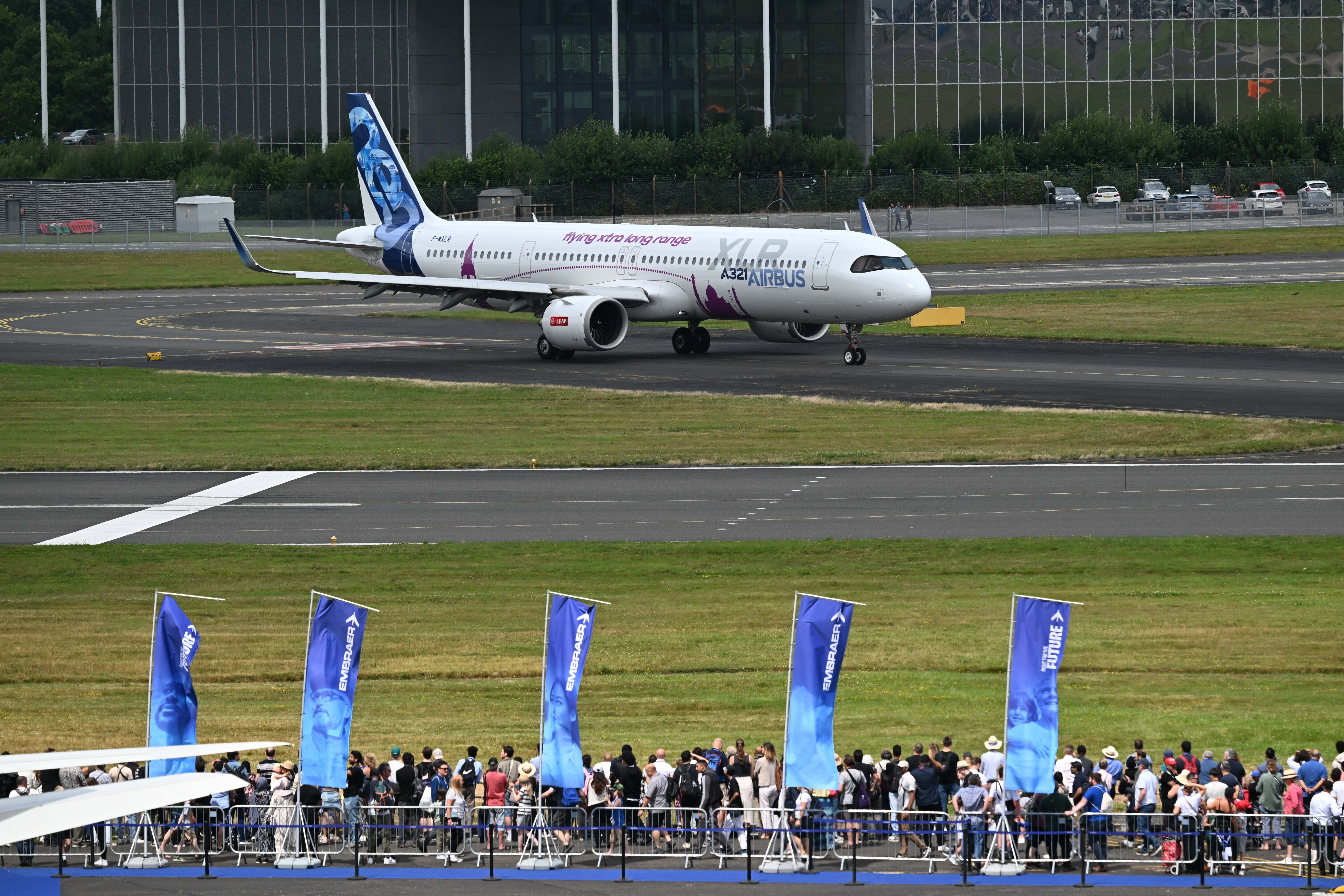  Airbus A321 253 XLR voert een demonstratievlucht uit tijdens de vijfde dag van de Farnborough International Airshow in het Farnborough International Exhibition & Conference Centre in Farnborough, Verenigd Koninkrijk op 26 juli 2024.