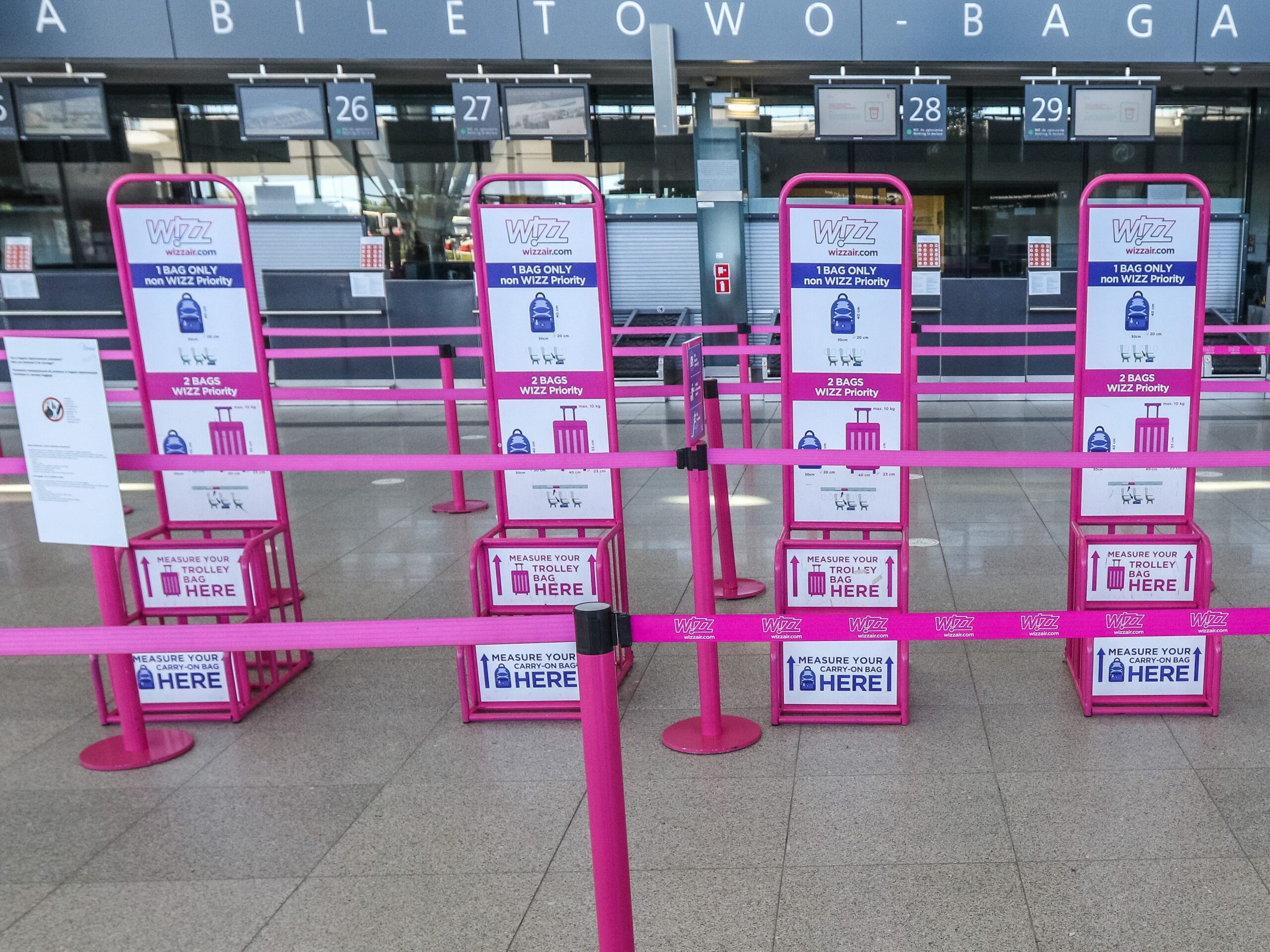 De incheck- en bagagemaatstands voor Wizz Air.