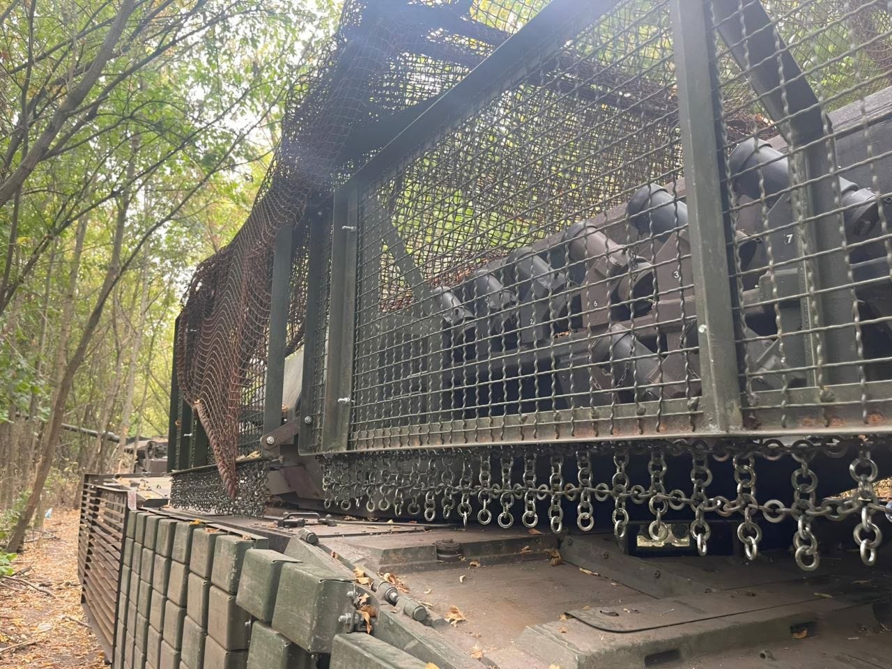 Een in Duitsland gemaakte Leopard-tank met stalen netten, gefotografeerd op een niet-bekendgemaakte locatie.