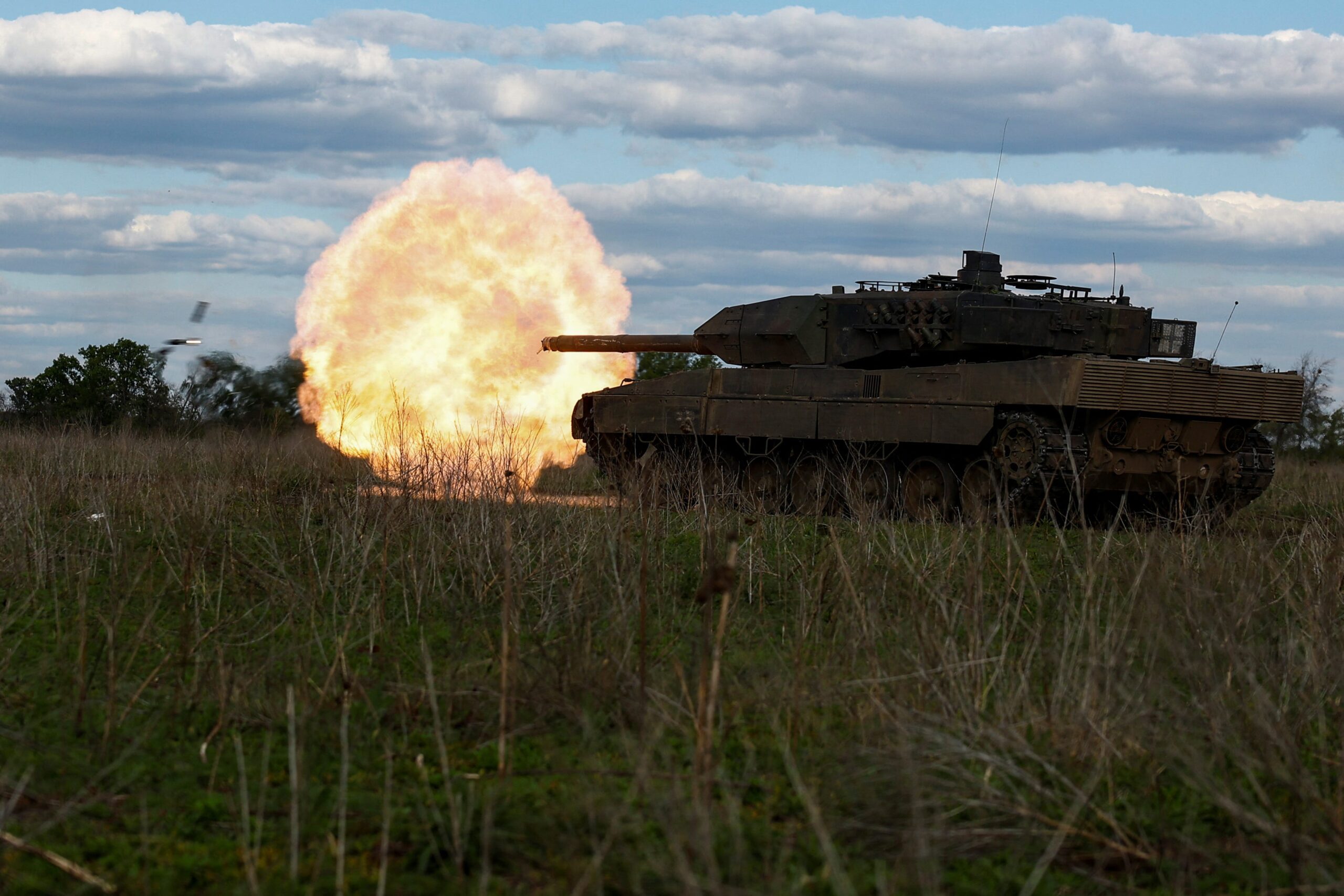 Oekraïense troepen schieten in mei tijdens een oefening met een Leopard-tank.