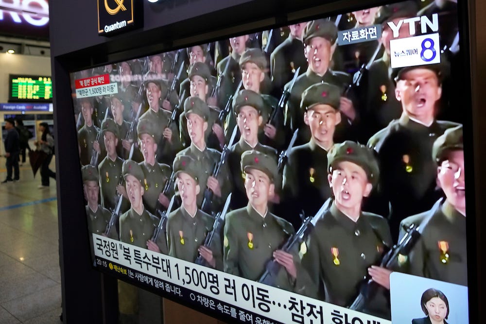 Een Noord-Koreaanse militaire parade op een tv-scherm in een treinstation in Zuid-Korea.