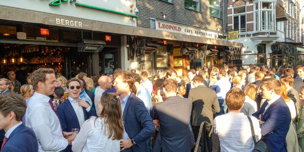 Borrelende ambtenaren in Den Haag.